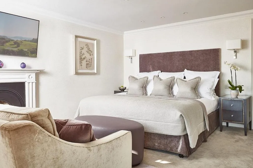 Seating area, Bed in The Samling Hotel