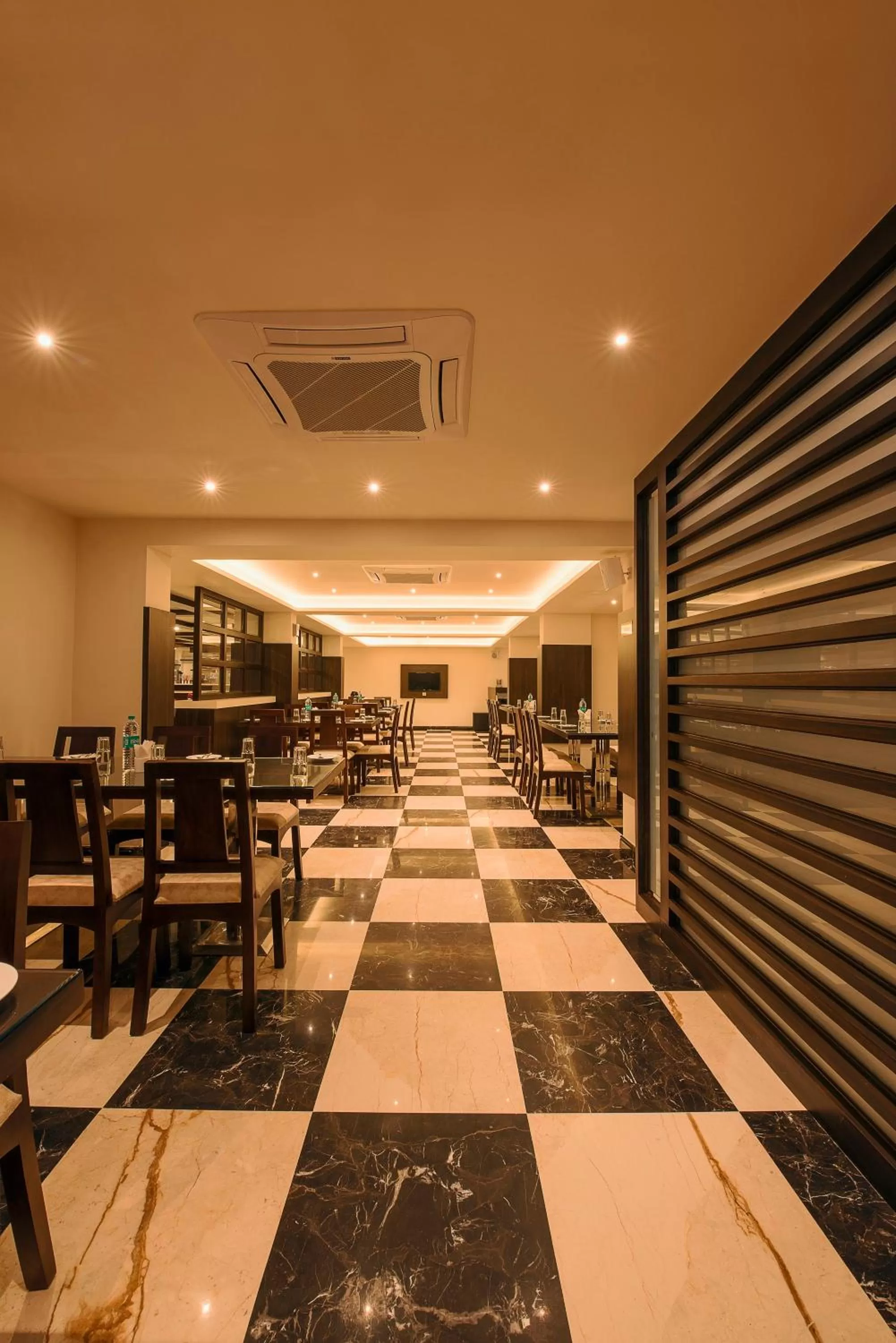 Restaurant/places to eat in White Lotus Hotel
