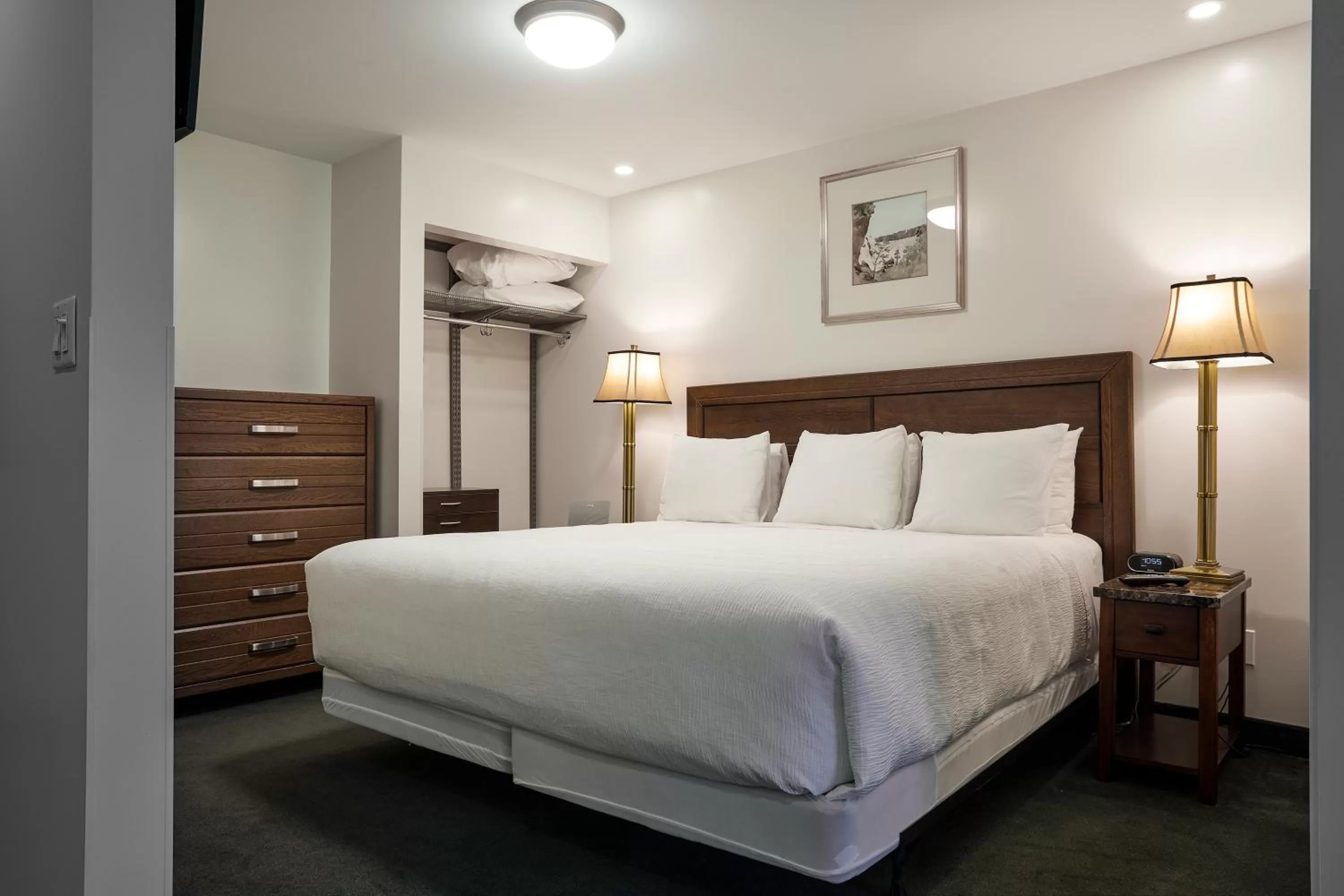 Bedroom, Bed in The Business Inn