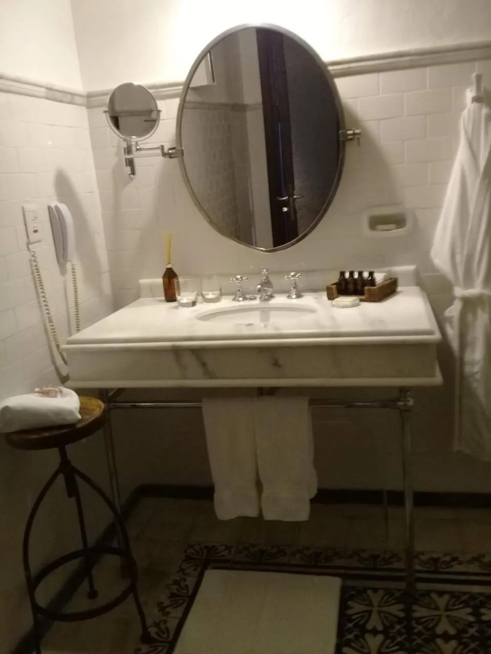 Toilet in Factoria Hotel