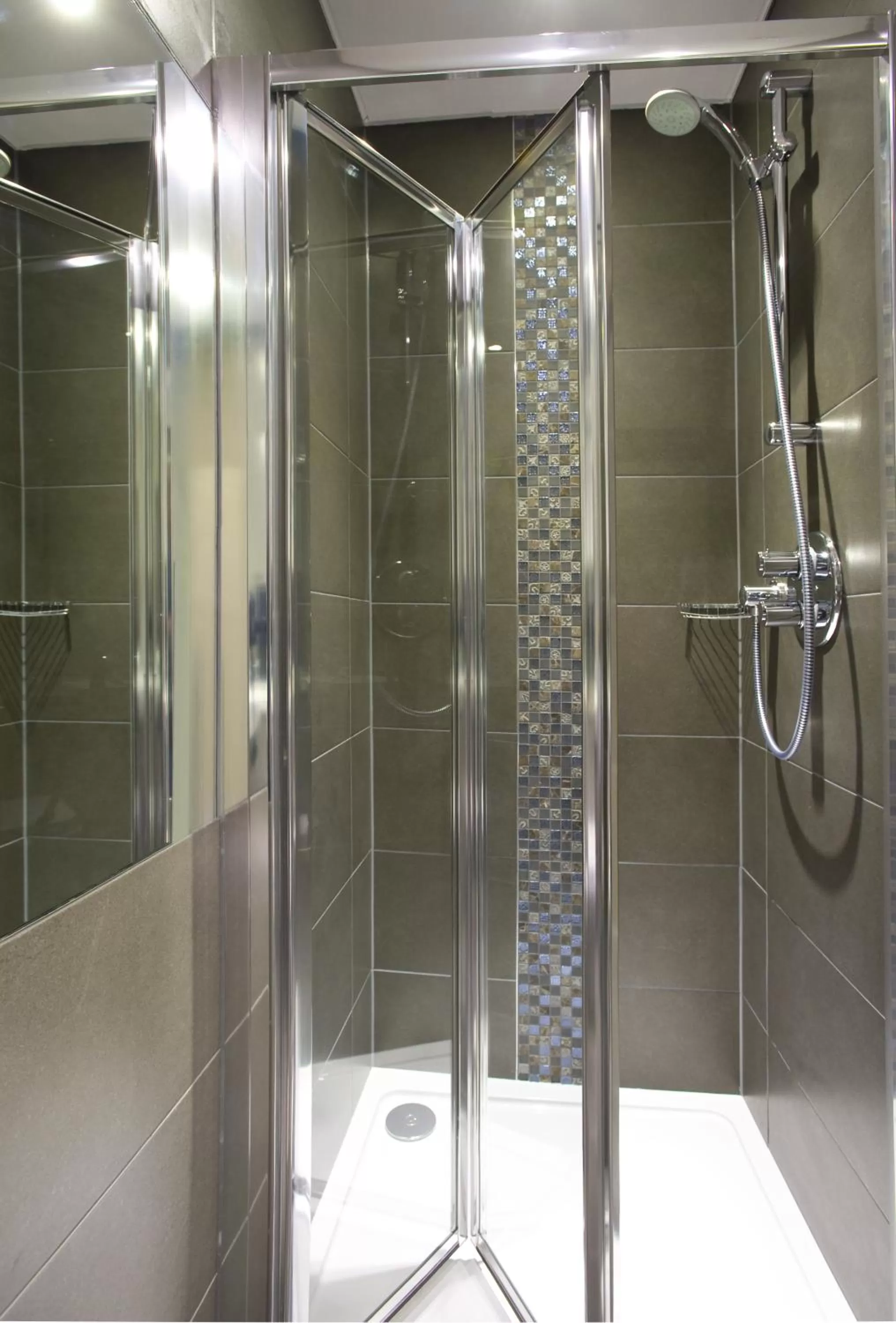 Bathroom in London Court Hotel