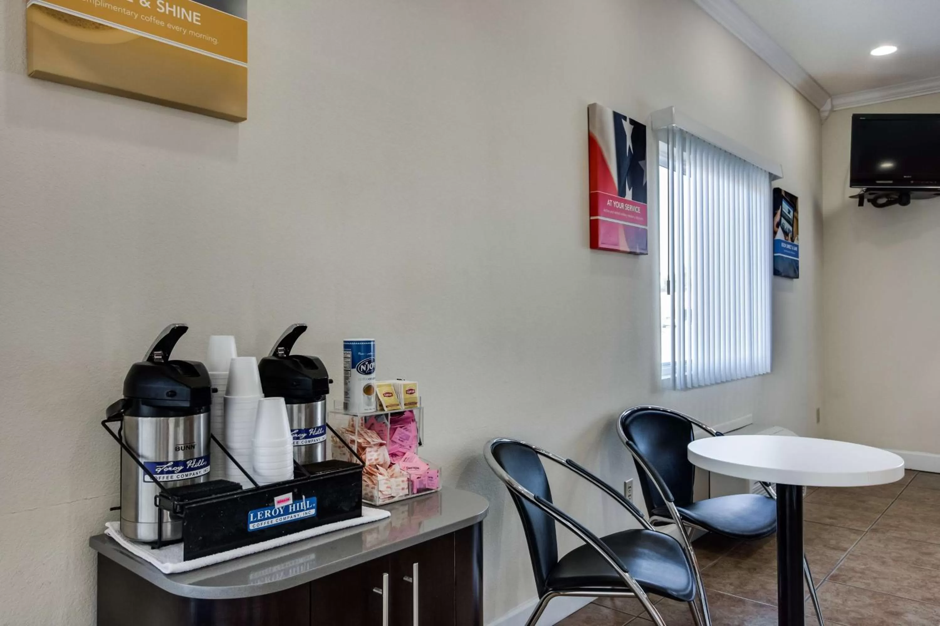 Communal lounge/ TV room in Motel 6-Hinesville, GA