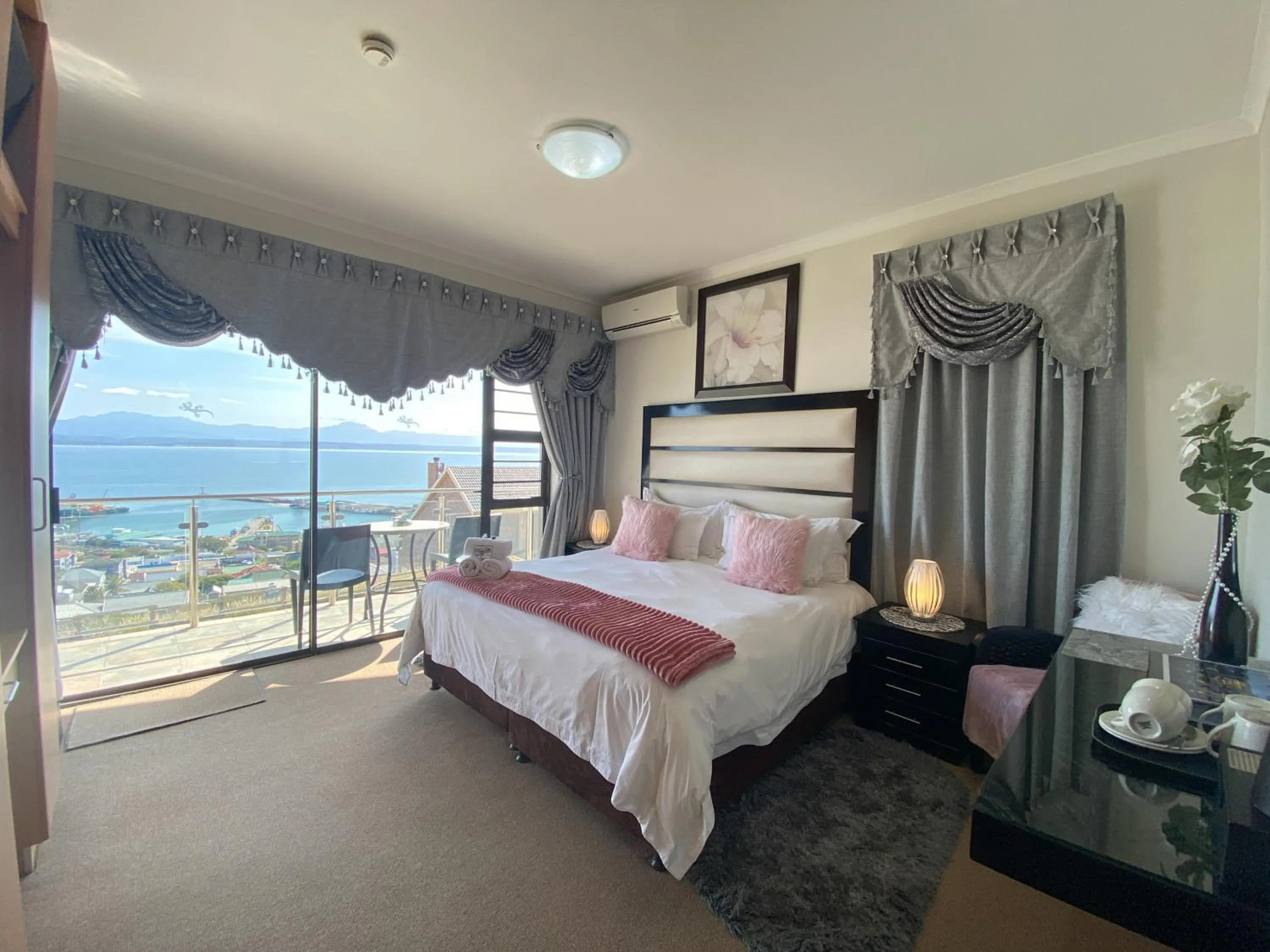 Photo of the whole room, Bed in Bar-t-nique Guest House