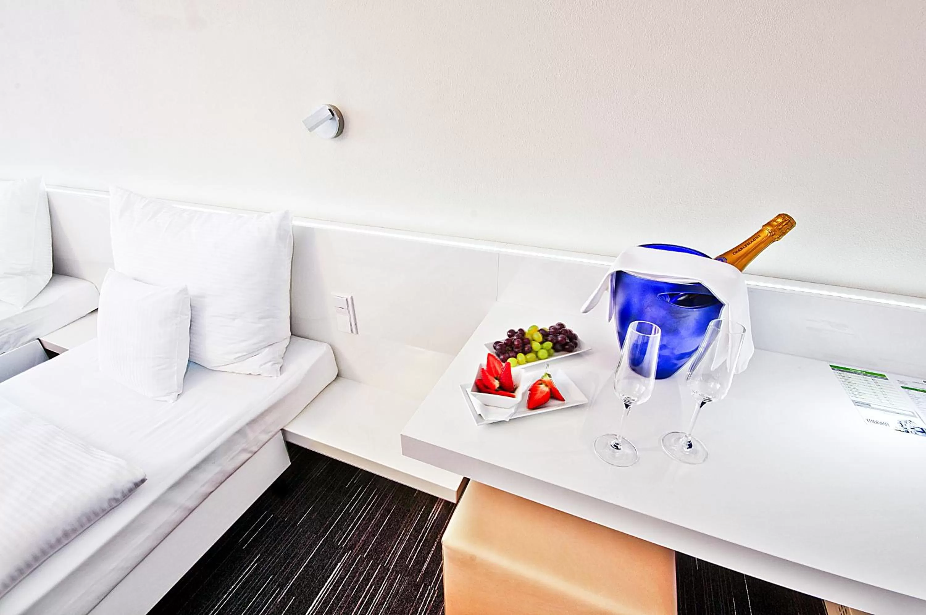 Alcoholic drinks, Bed in Fabrika Hotel