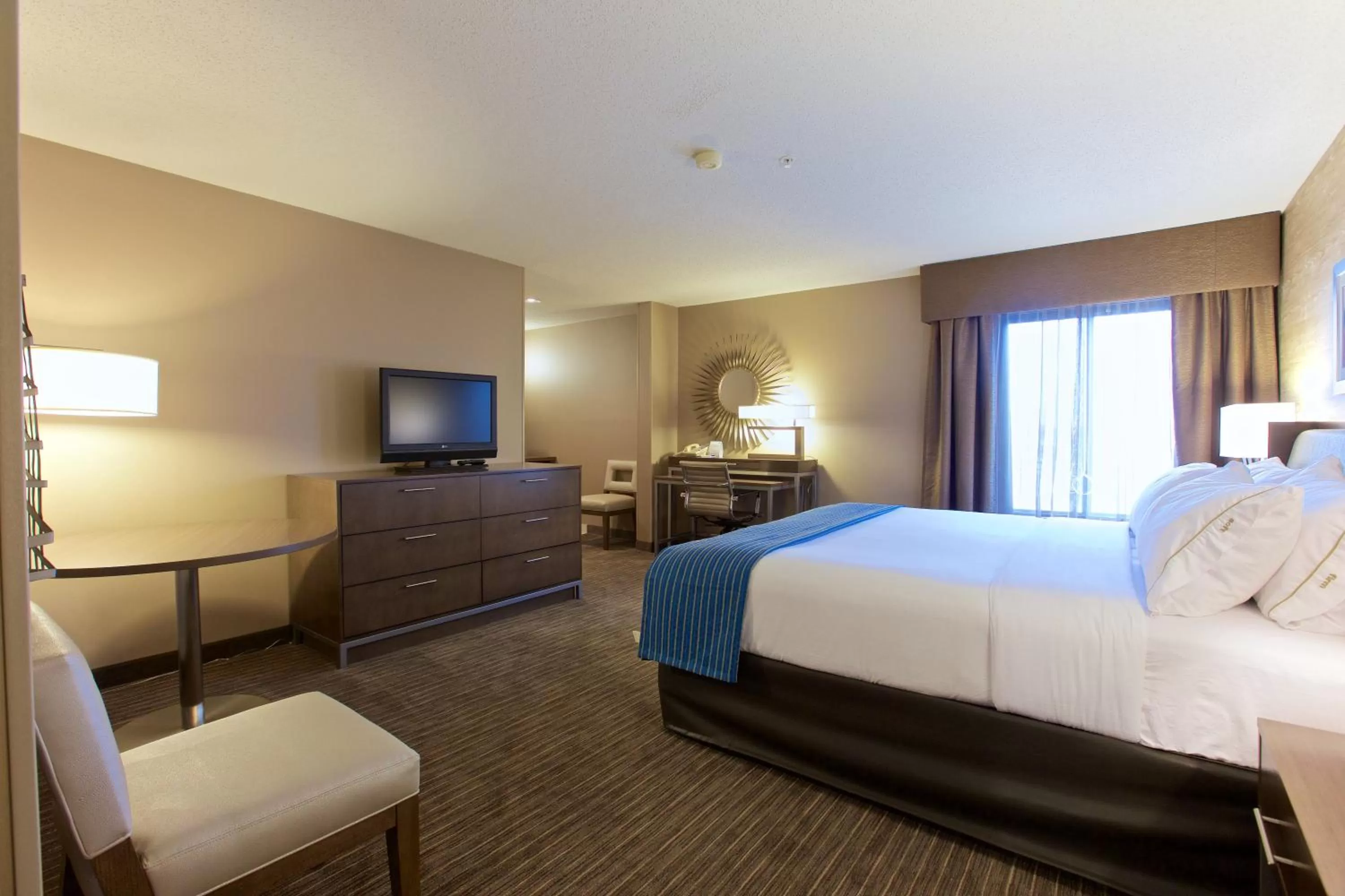 Photo of the whole room, Bed in Holiday Inn Express Fargo - West Acres by IHG