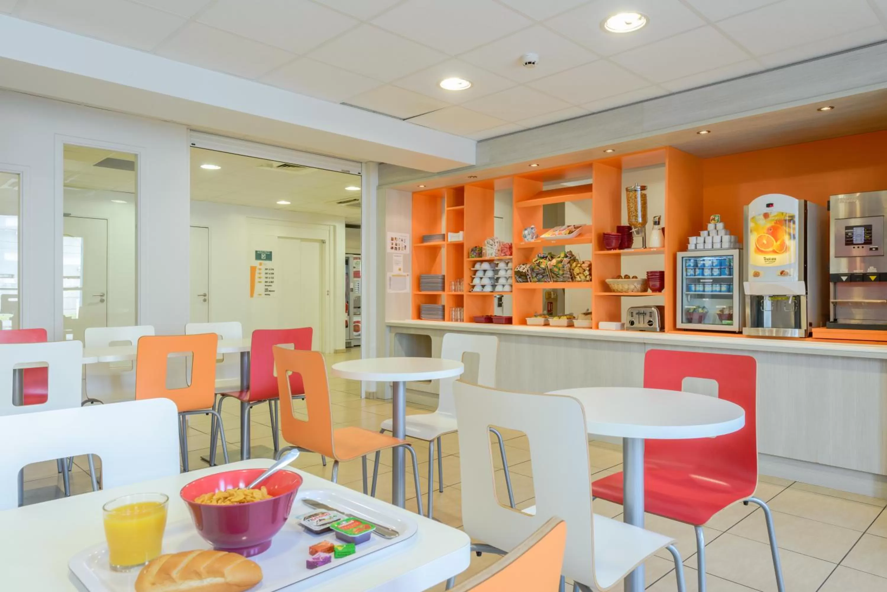 Restaurant/places to eat in Première Classe La Rochelle Centre - Les Minimes
