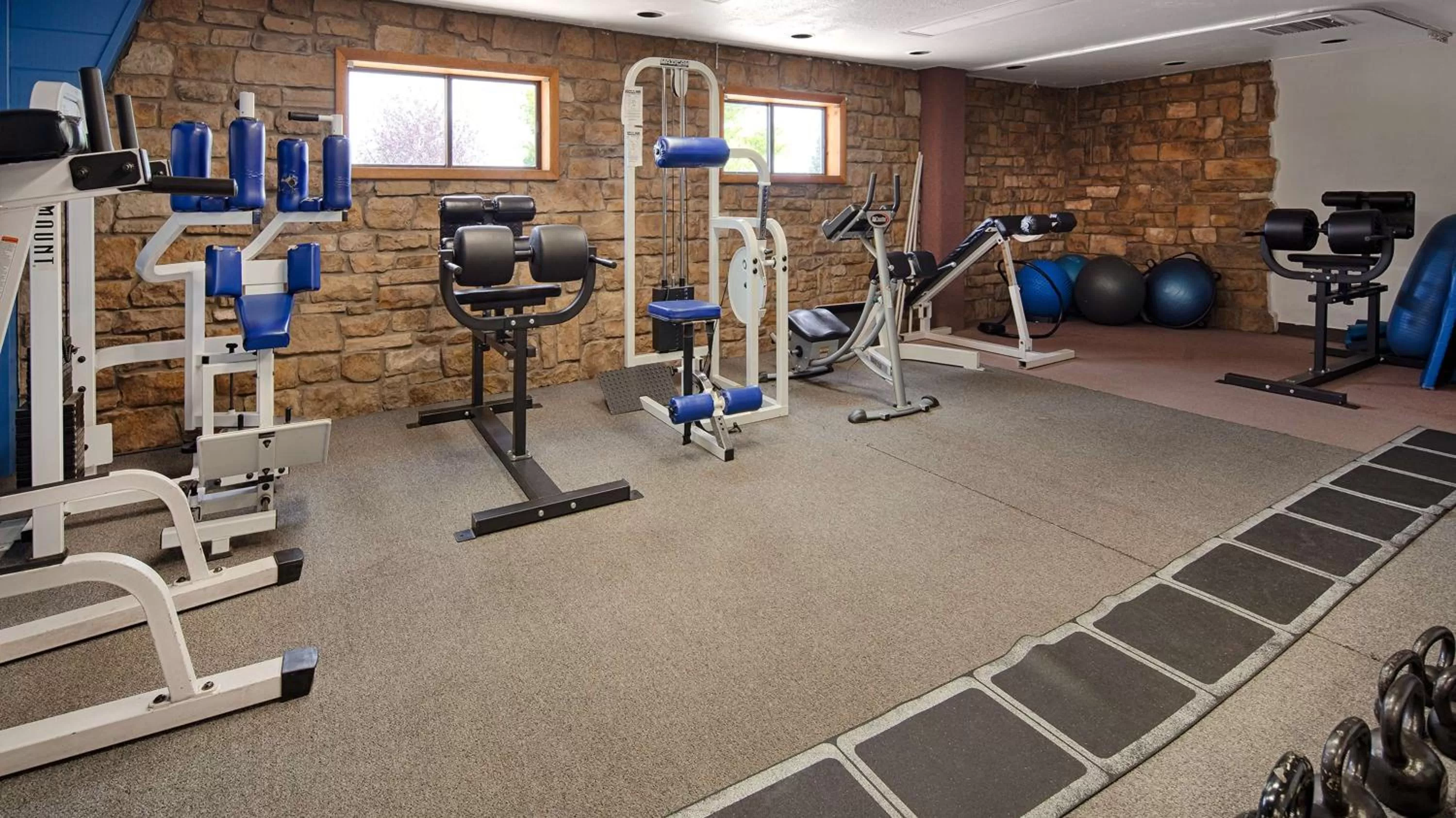 Fitness centre/facilities in Best Western Plus Deer Park Hotel and Suites