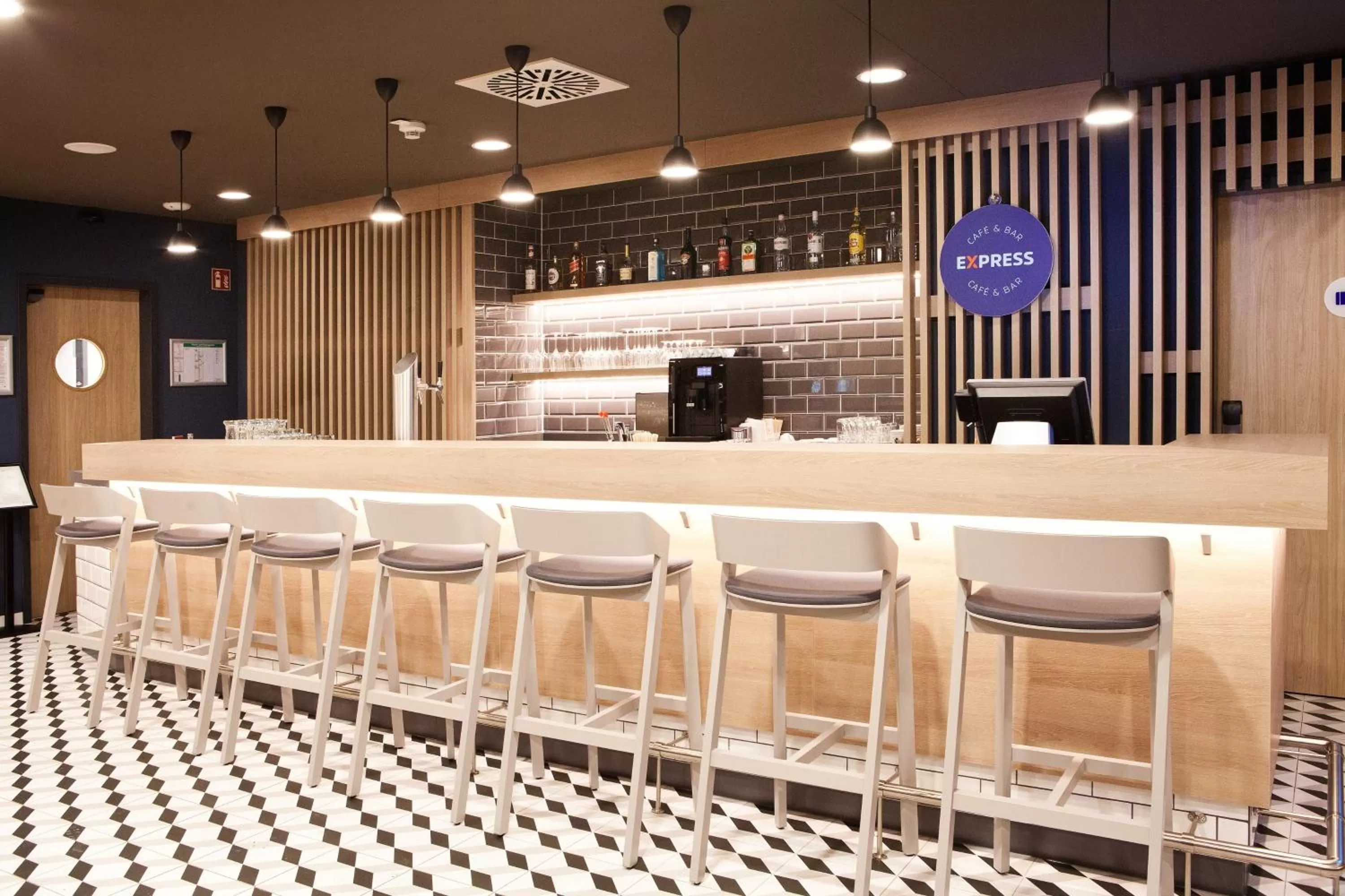 Lounge or bar in Holiday Inn Express Munich - Olympiapark by IHG