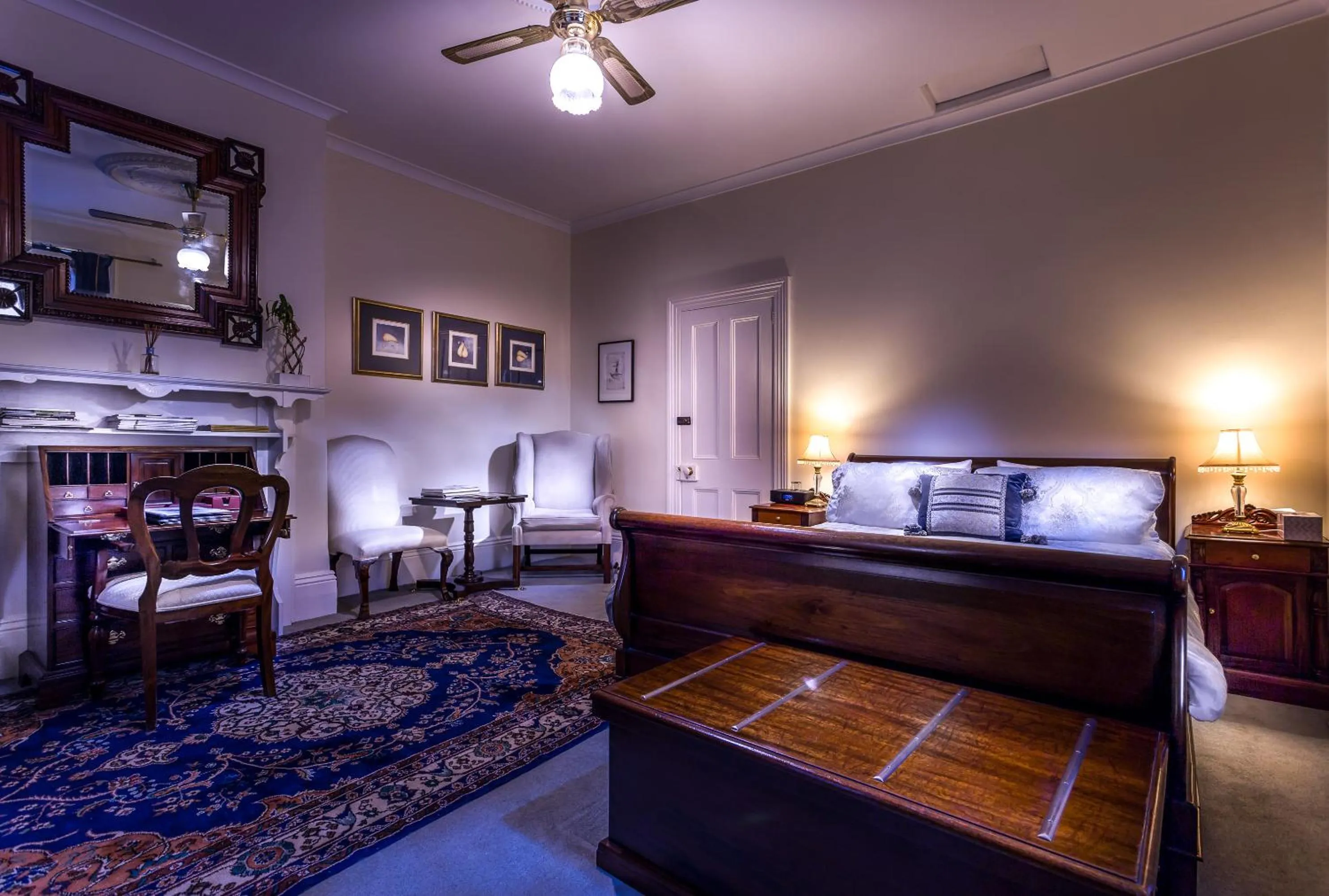 Photo of the whole room, Bed in Fothergills of Fremantle