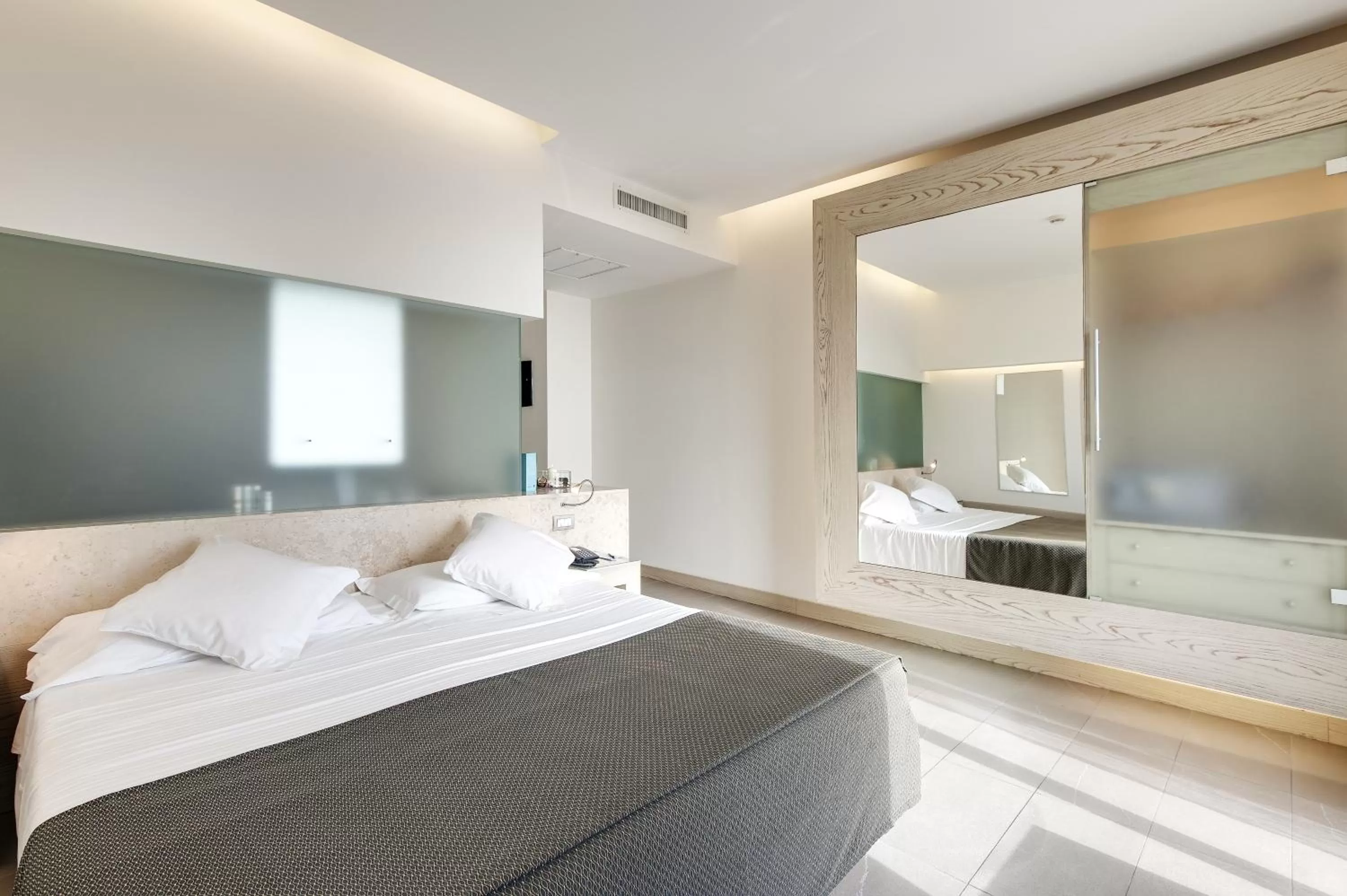 Photo of the whole room, Bed in Smy Aran Blu Roma Mare