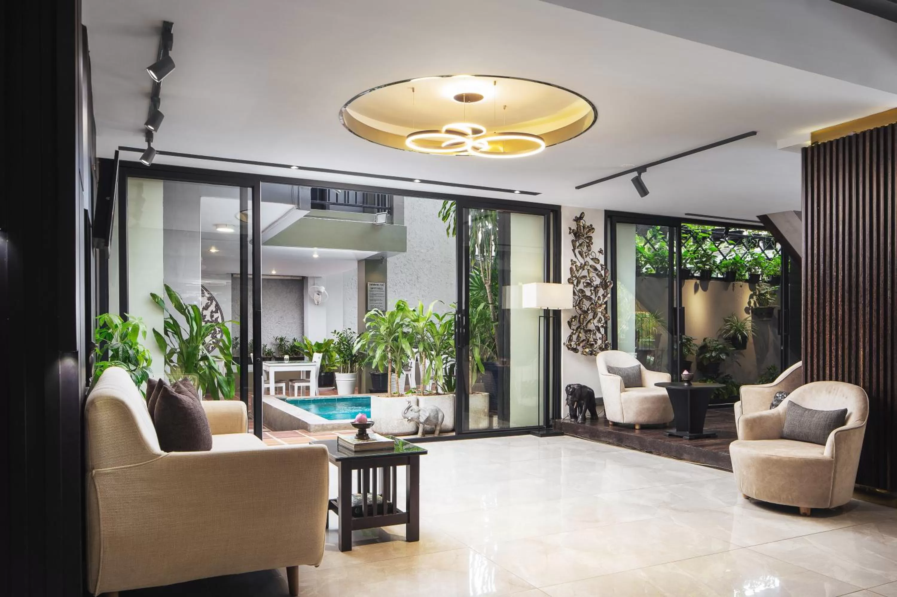 Restaurant/places to eat in King Grand Boutique Hotel