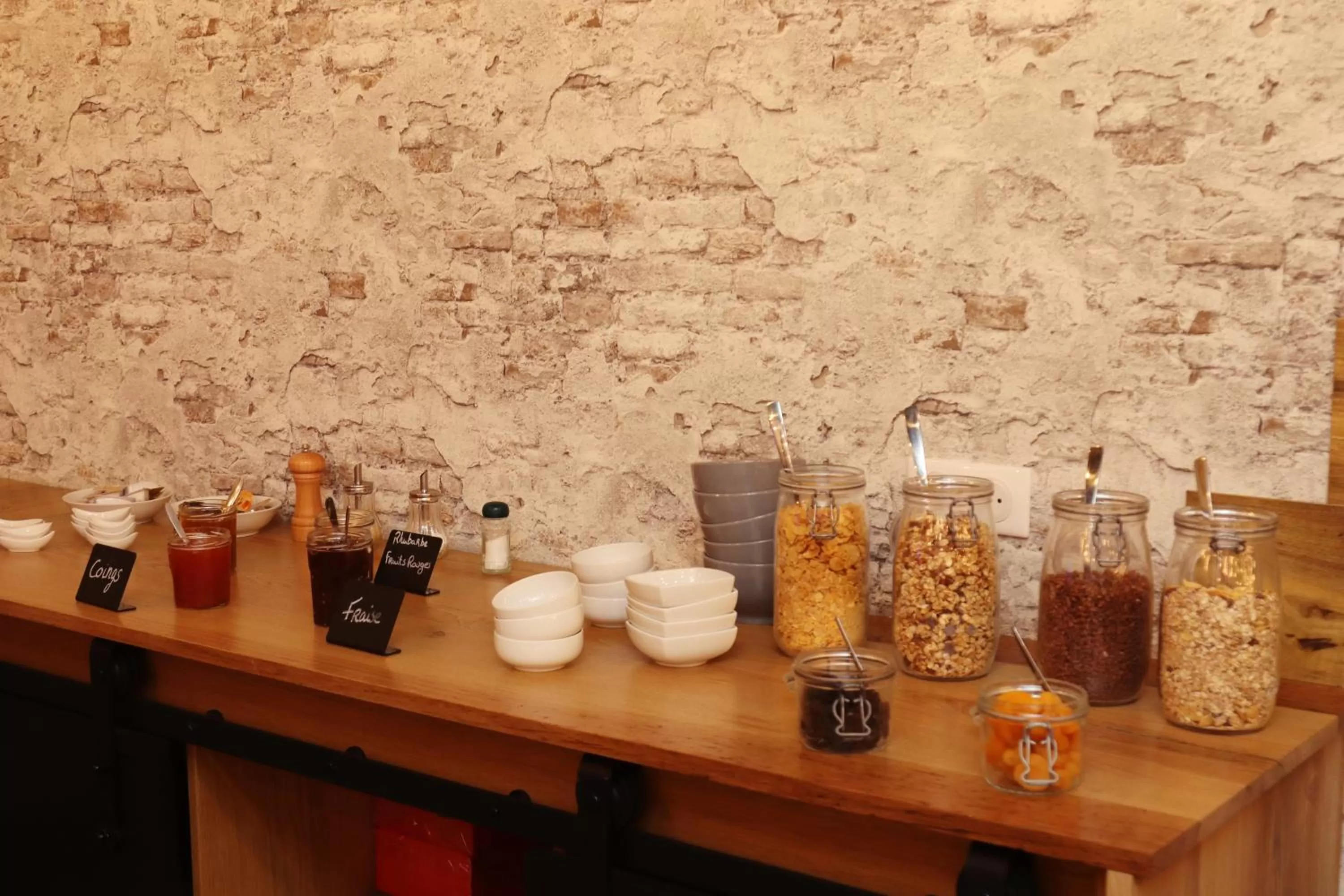 Breakfast in Hôtel & Restaurant Le Patio VICHY