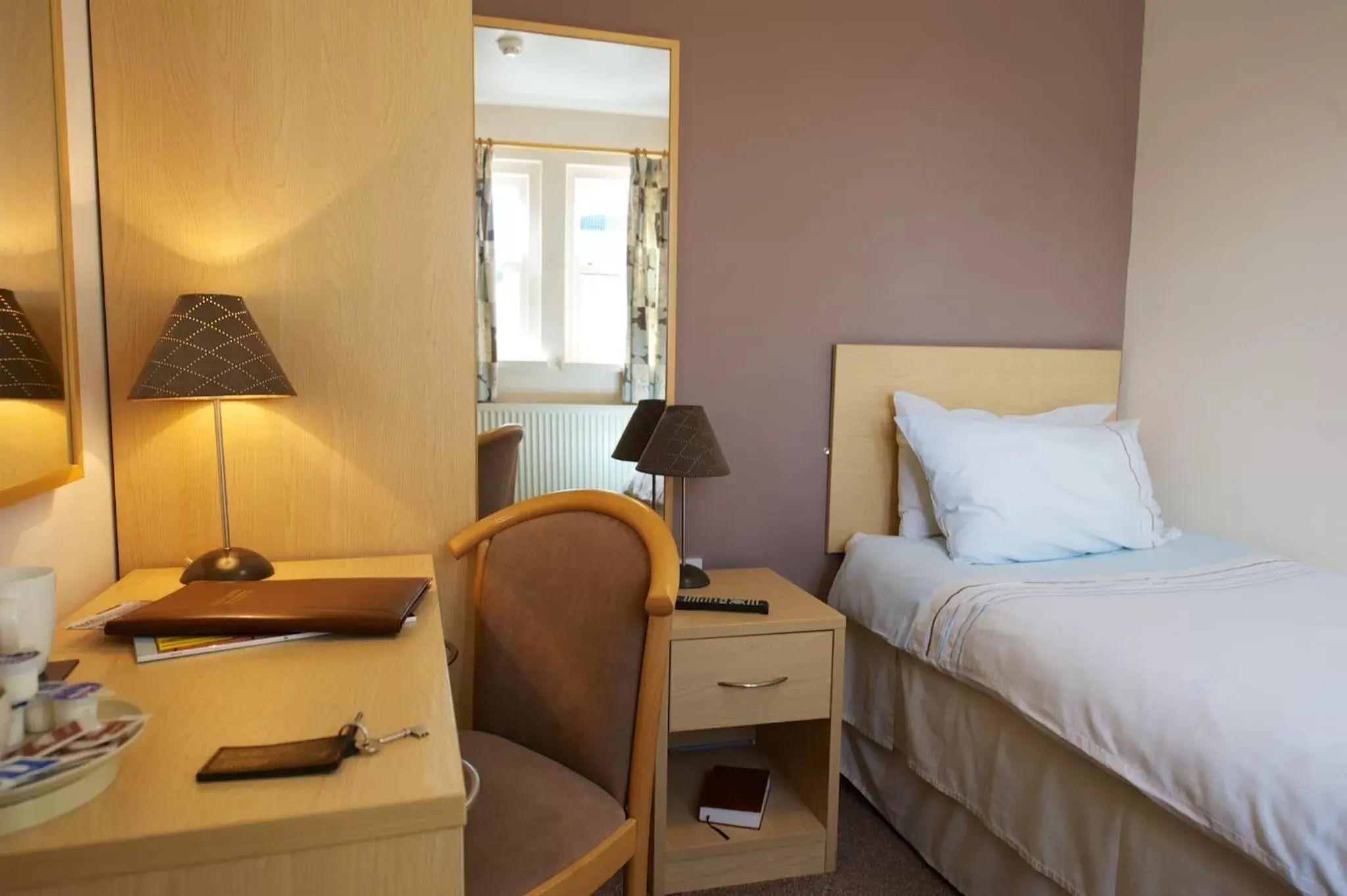 Single Room in Rose and Crown Hotel Single Room in Rose and Crown Hotel