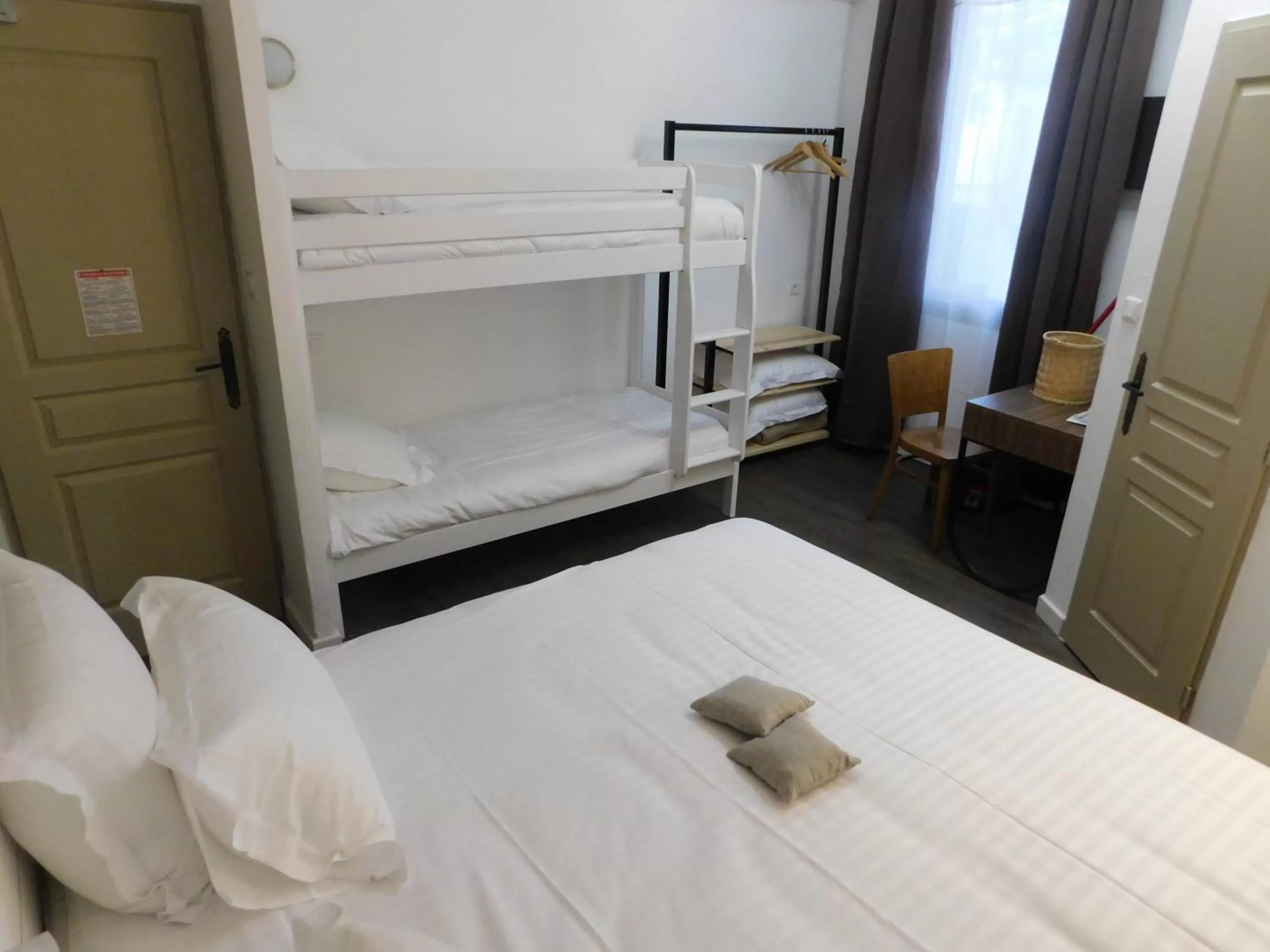 Bed in Hôtel-Restaurant "Chez Carrière"