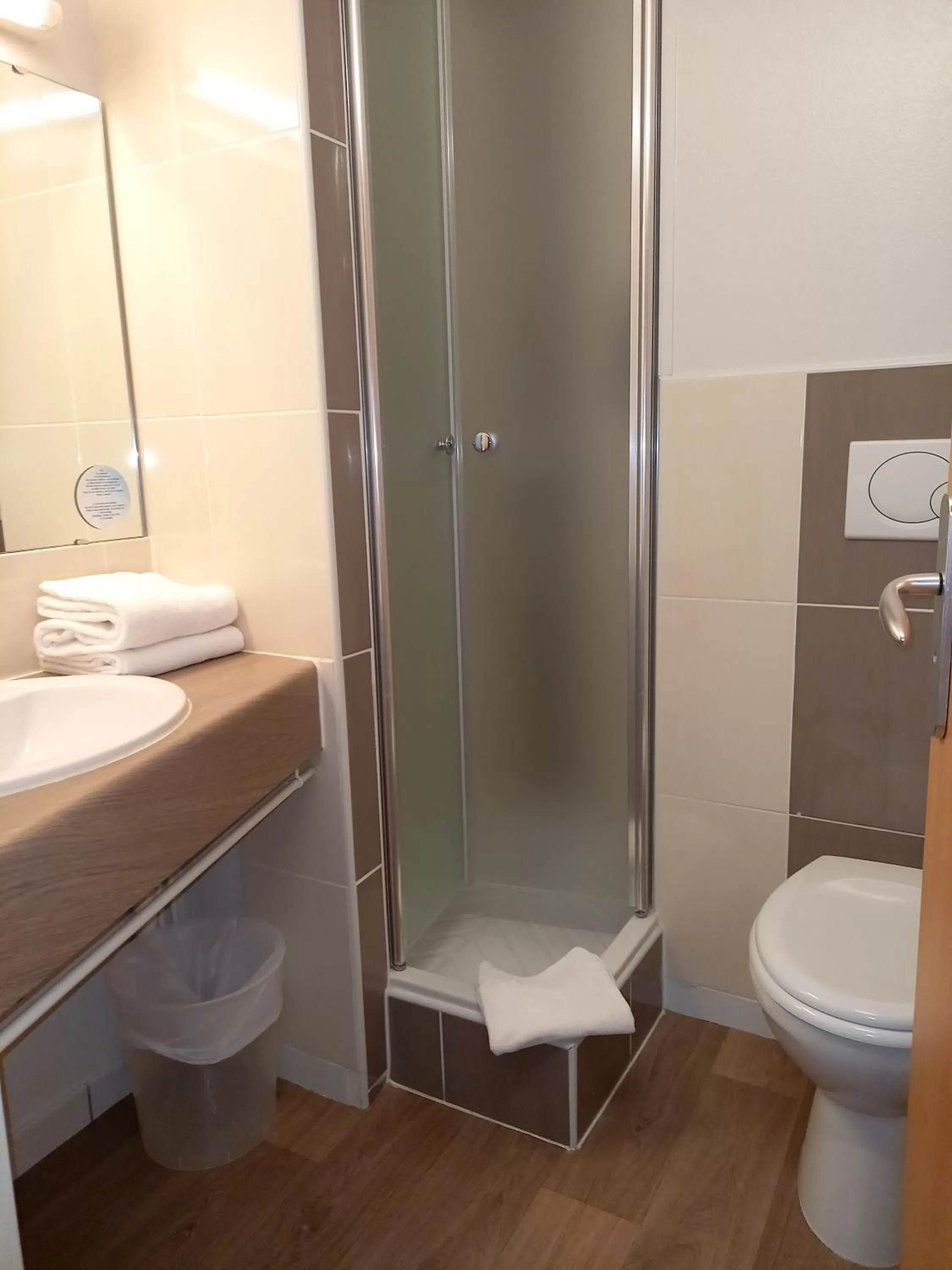 Shower in B&B HOTEL Saint-Etienne Monthieu