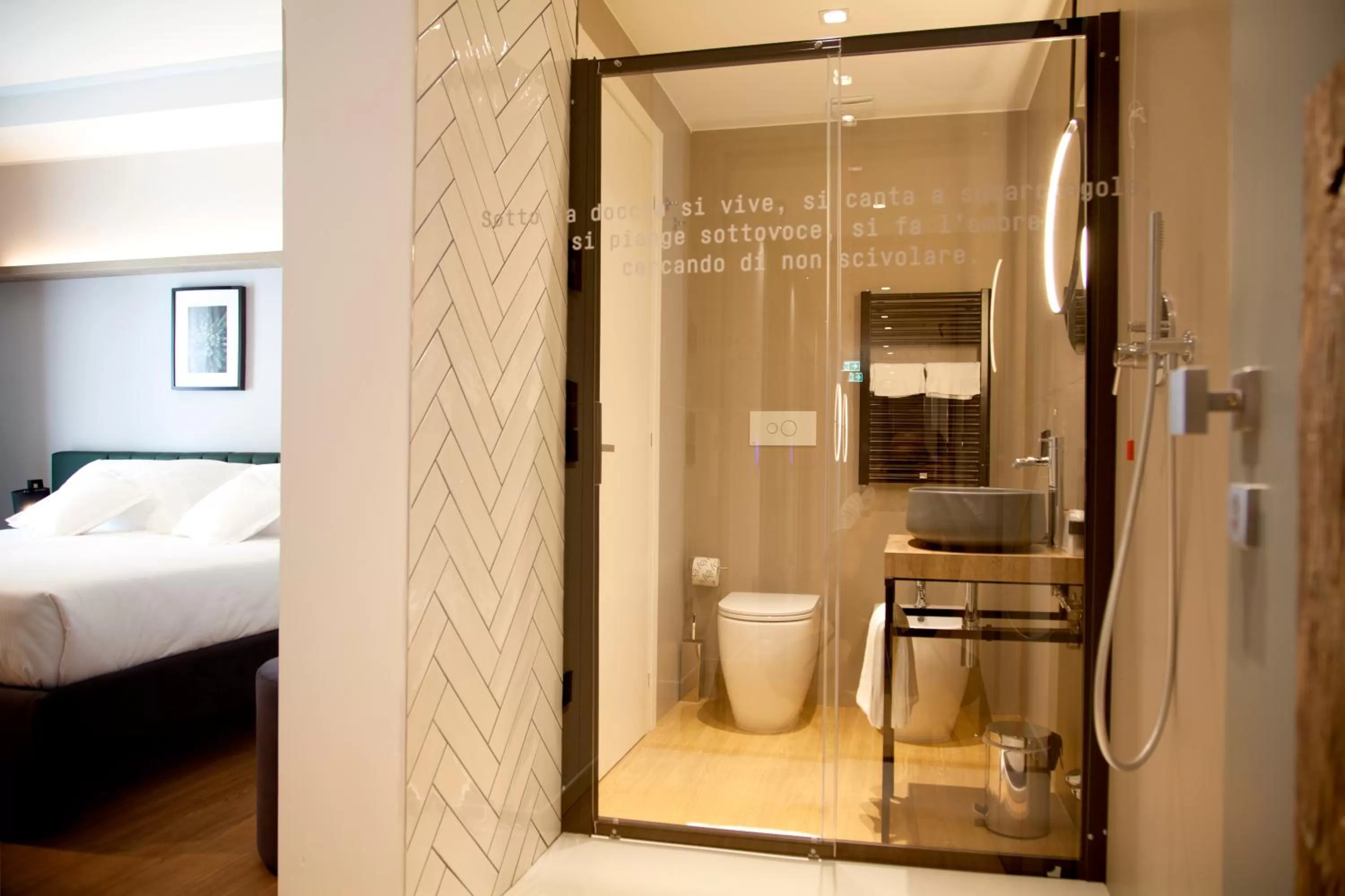 Shower, Bed in Meg Lifestyle Hotel & Apartaments
