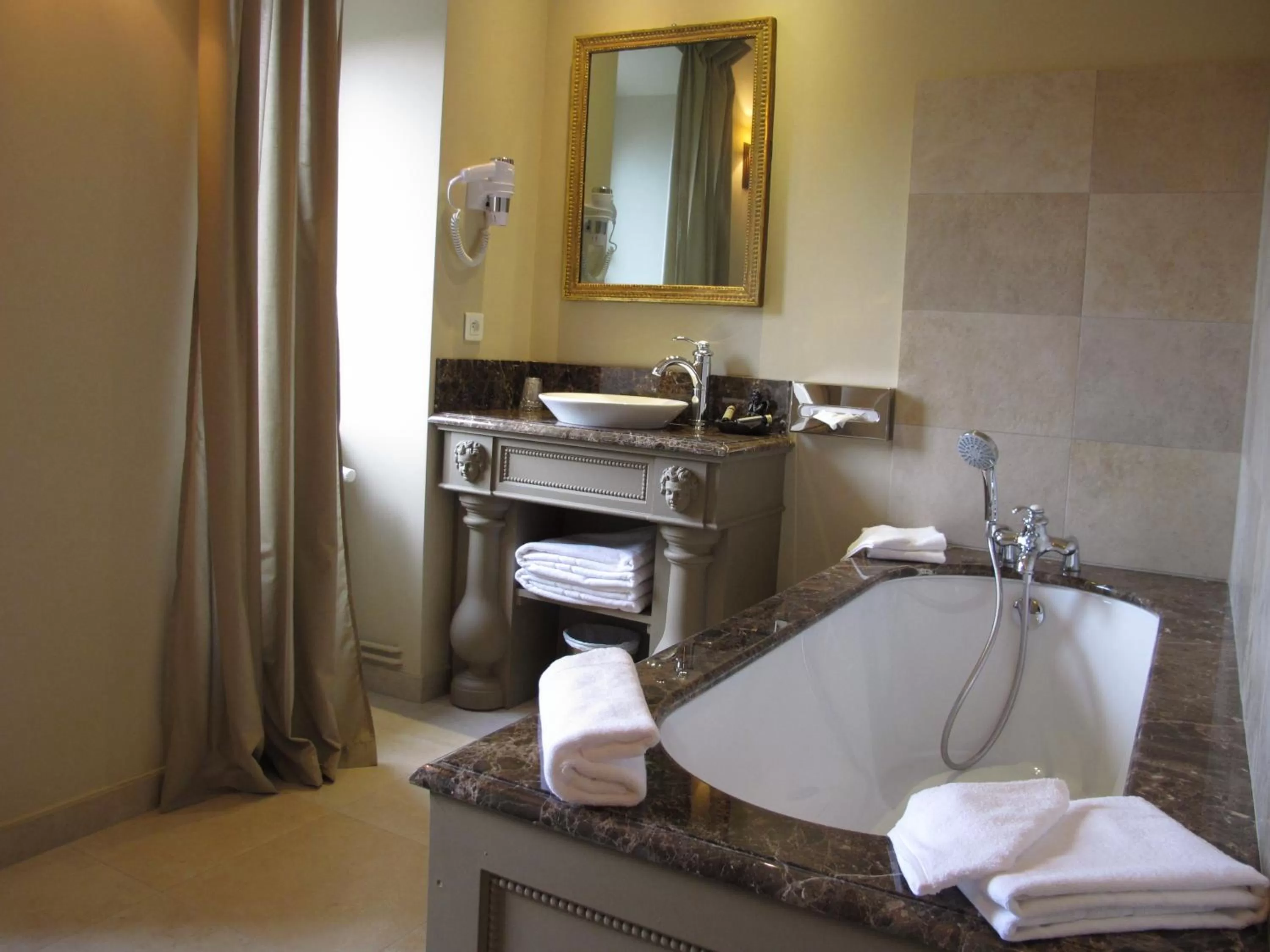 Bathroom in Hôtel Restaurant Spa Le Sauvage