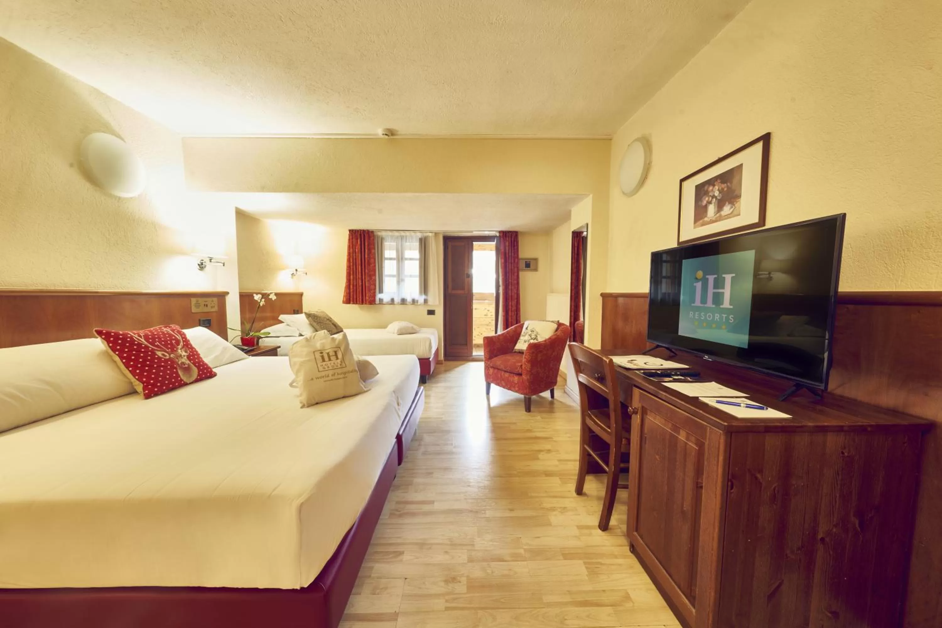 Bedroom, Bed in iH Hotels Courmayeur Mont Blanc