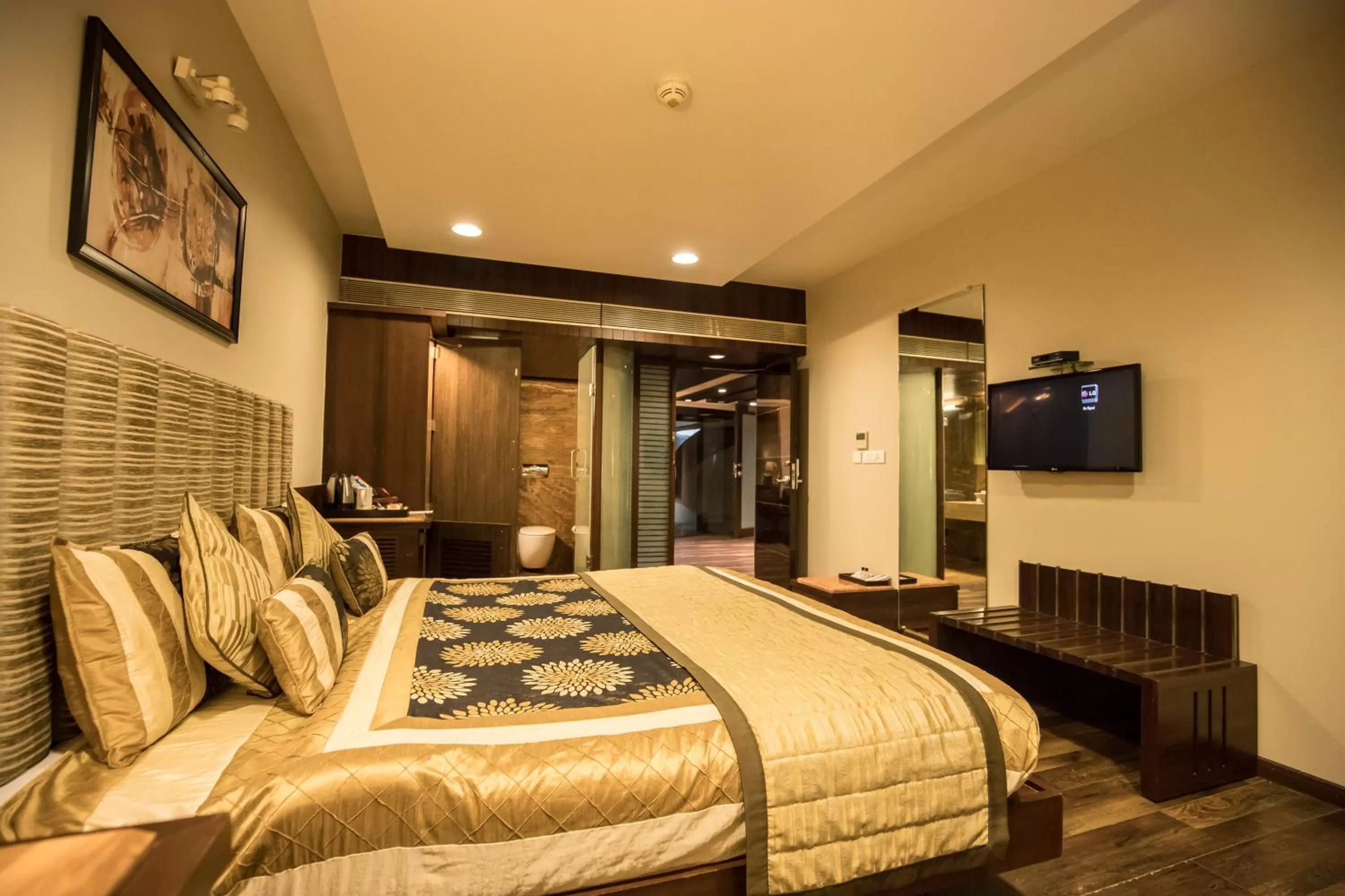 Shower, Bed in Bizz The Hotel