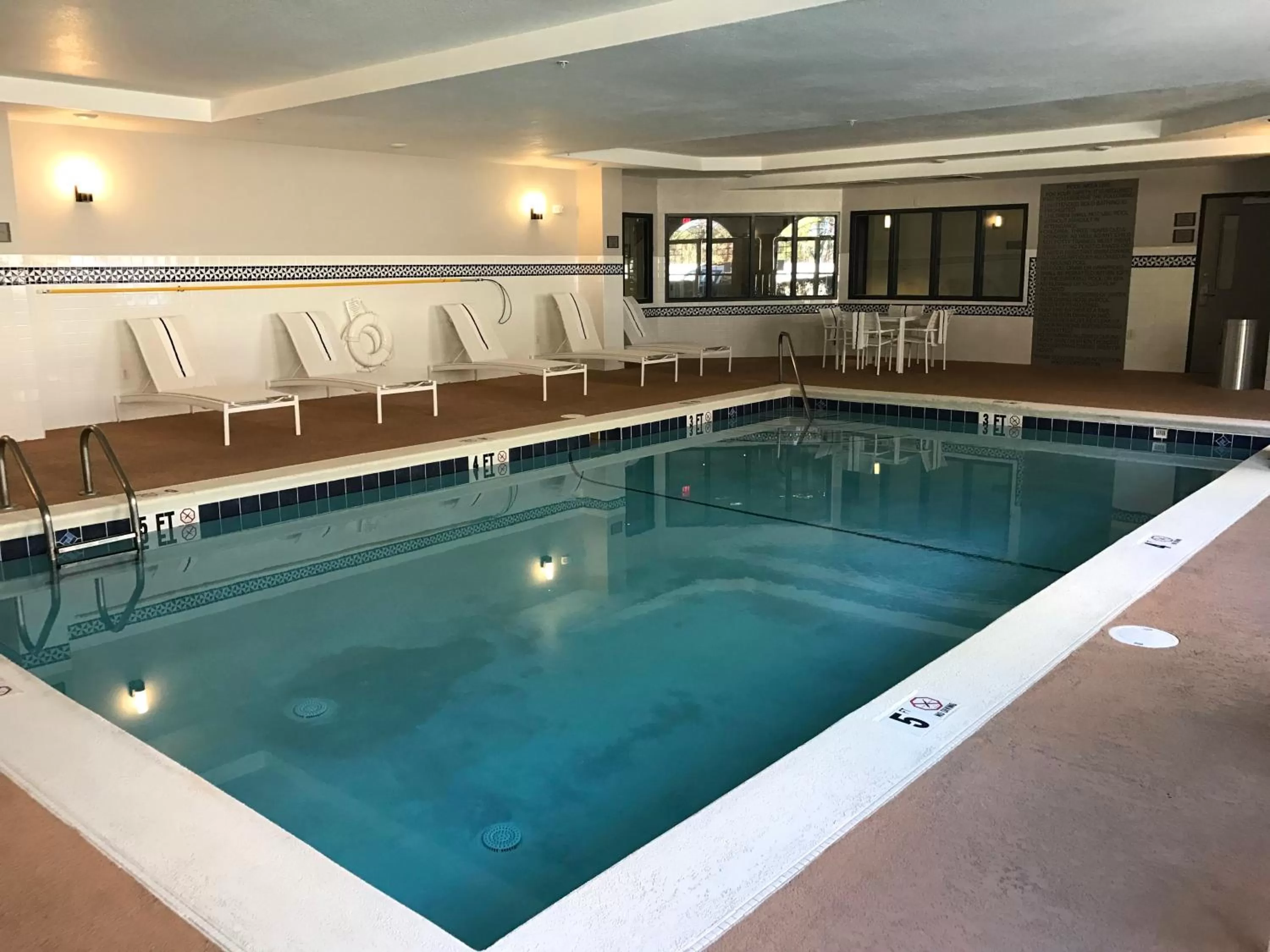 Swimming pool in Country Inn & Suites by Radisson, Dalton, GA