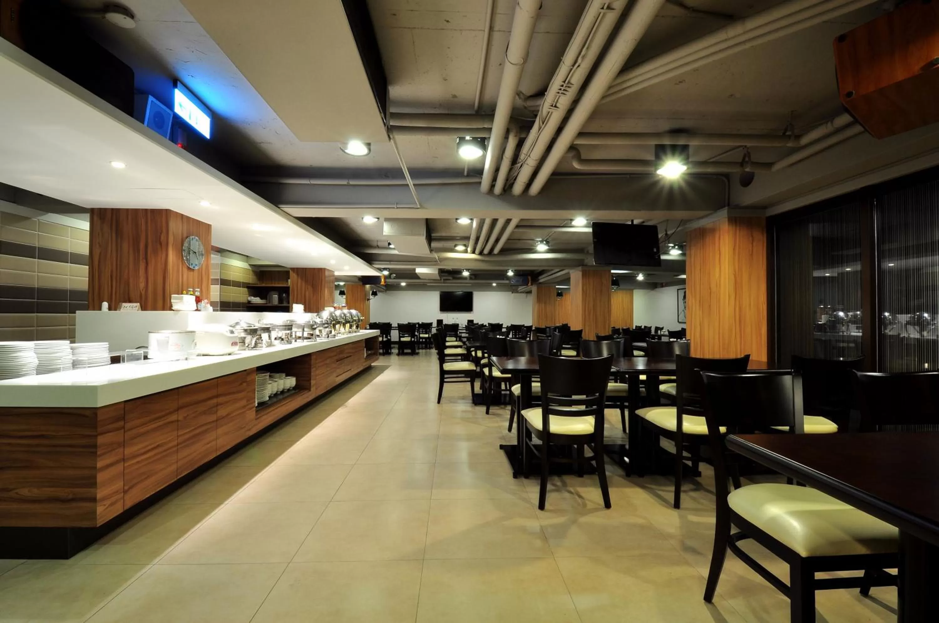 Restaurant/places to eat in Delight Hotel