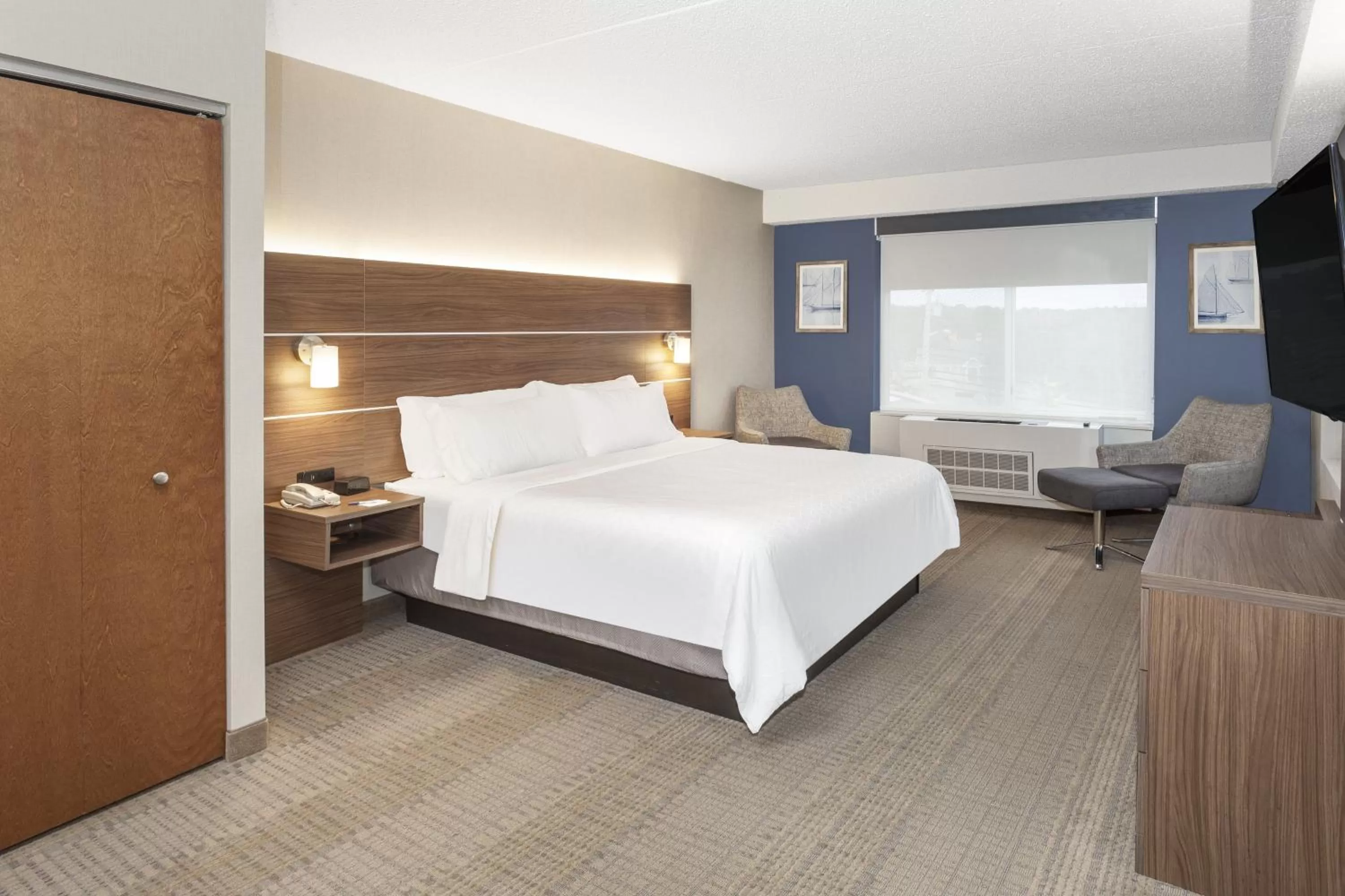 Photo of the whole room, Bed in Holiday Inn Express Hotel & Suites East End by IHG
