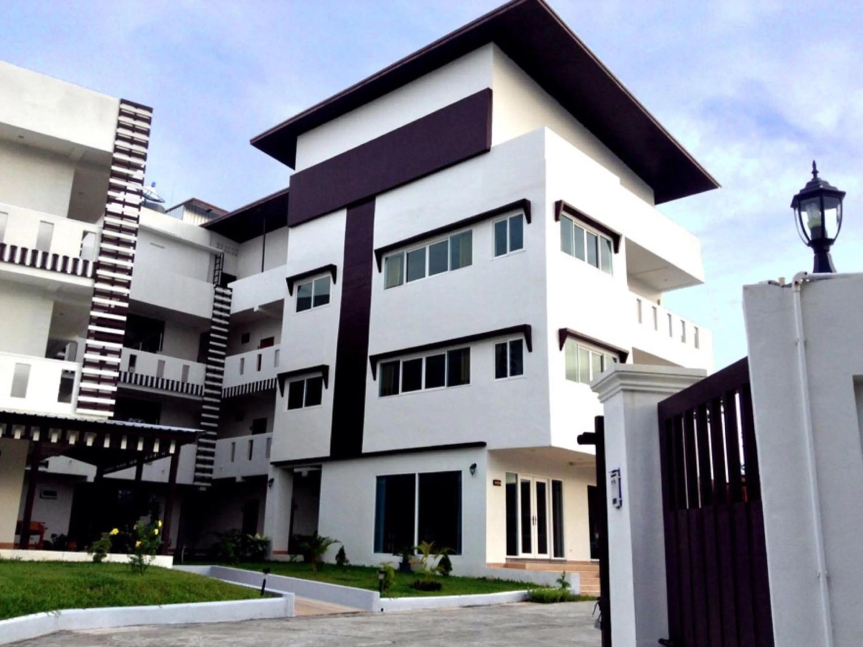Facade/entrance in Siray House
