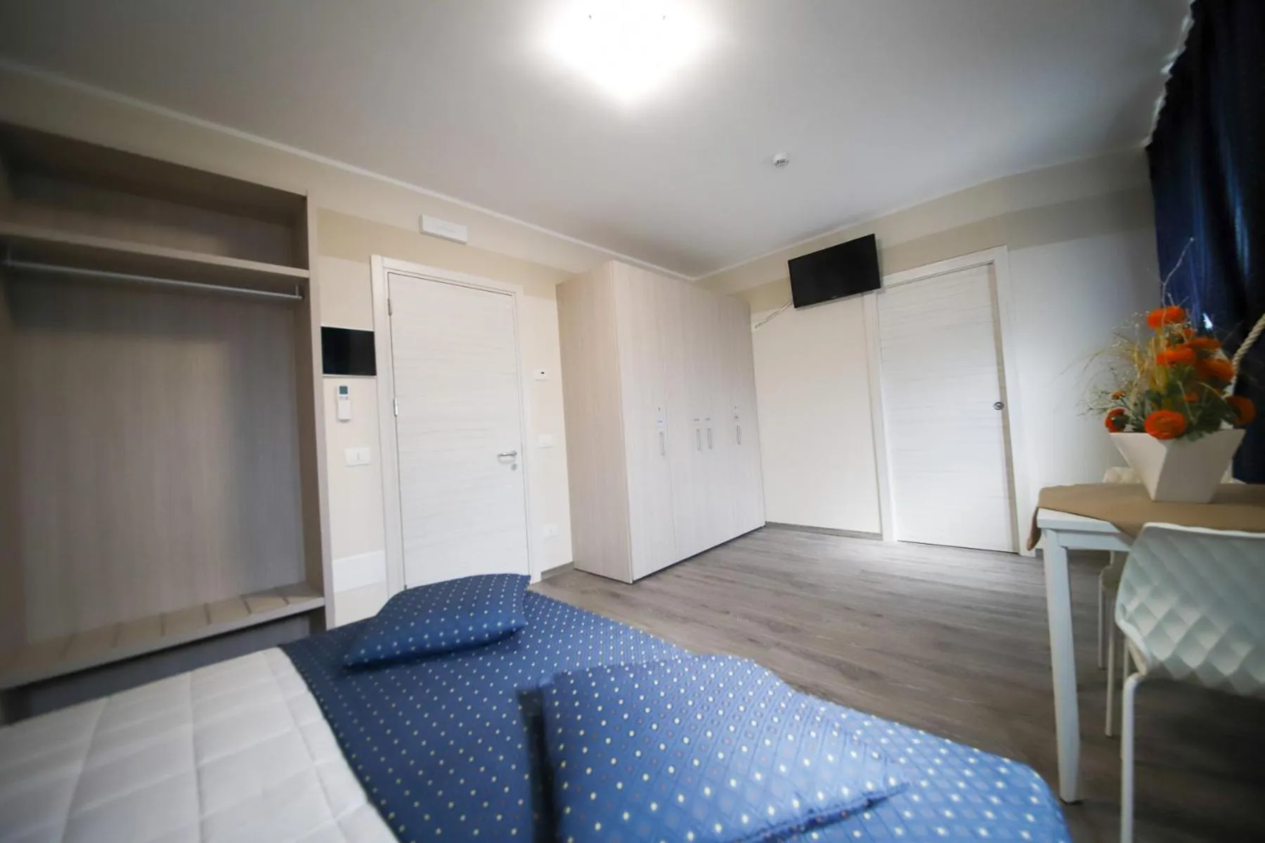 Twin Room - Disability Access in HOME HOTEL