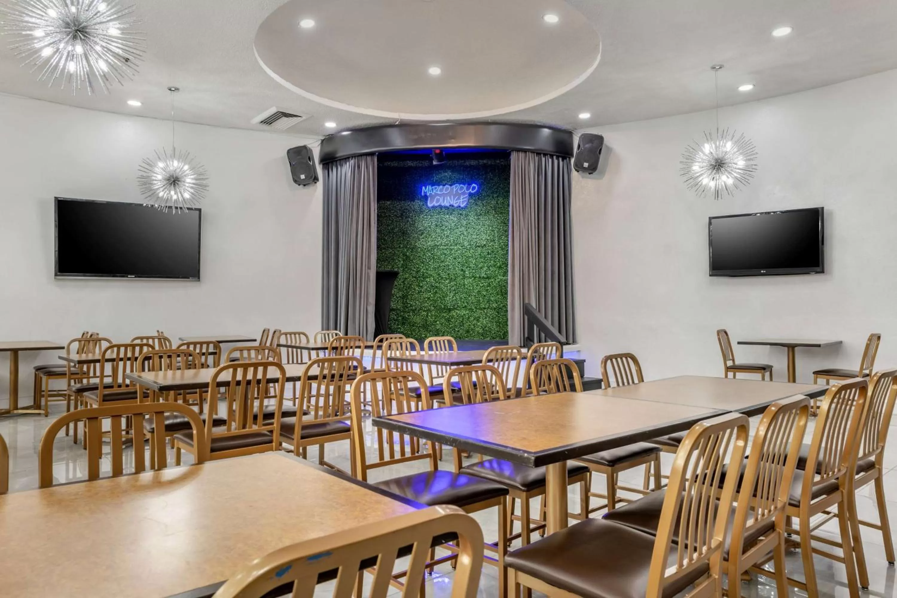 Lounge or bar in Ramada Plaza by Wyndham Marco Polo Beach Resort