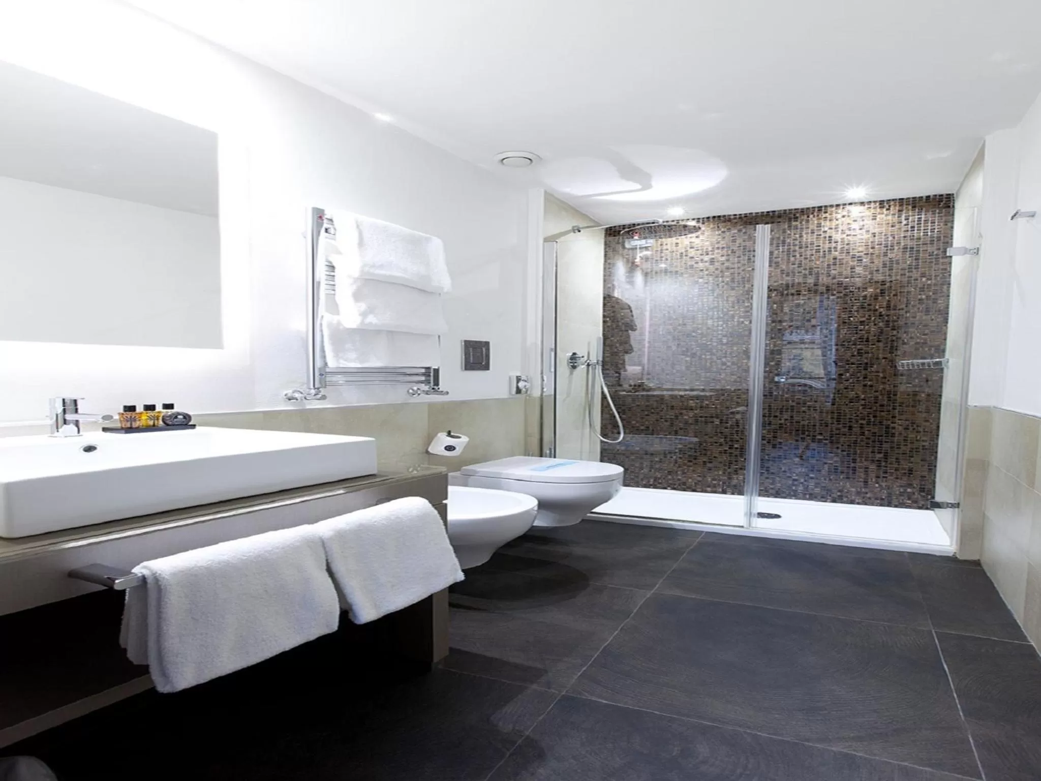 Shower in Quirinale Luxury Rooms