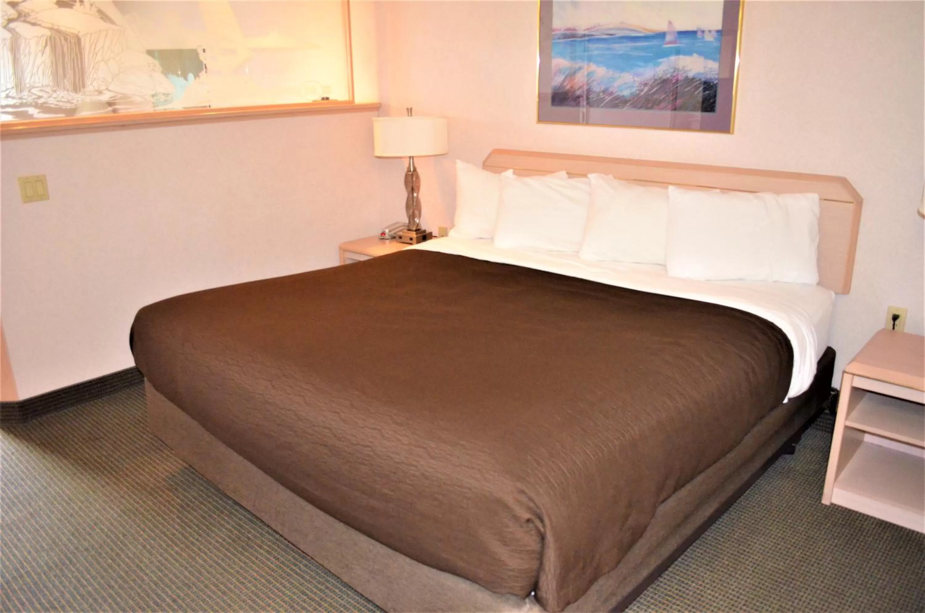 Bed in Shilo Inns Suites The Dalles