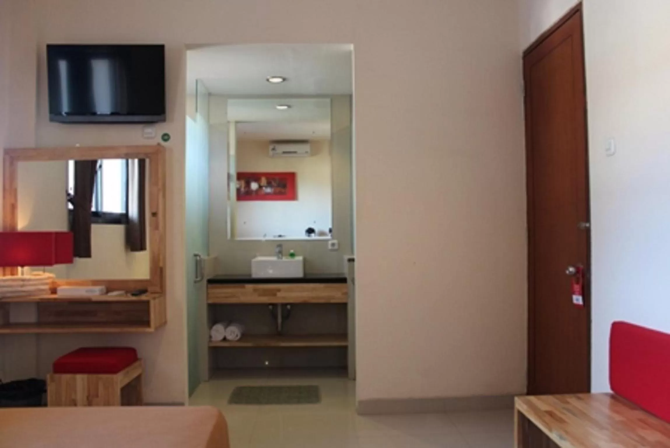 Photo of the whole room in Hotel Karthi Kuta