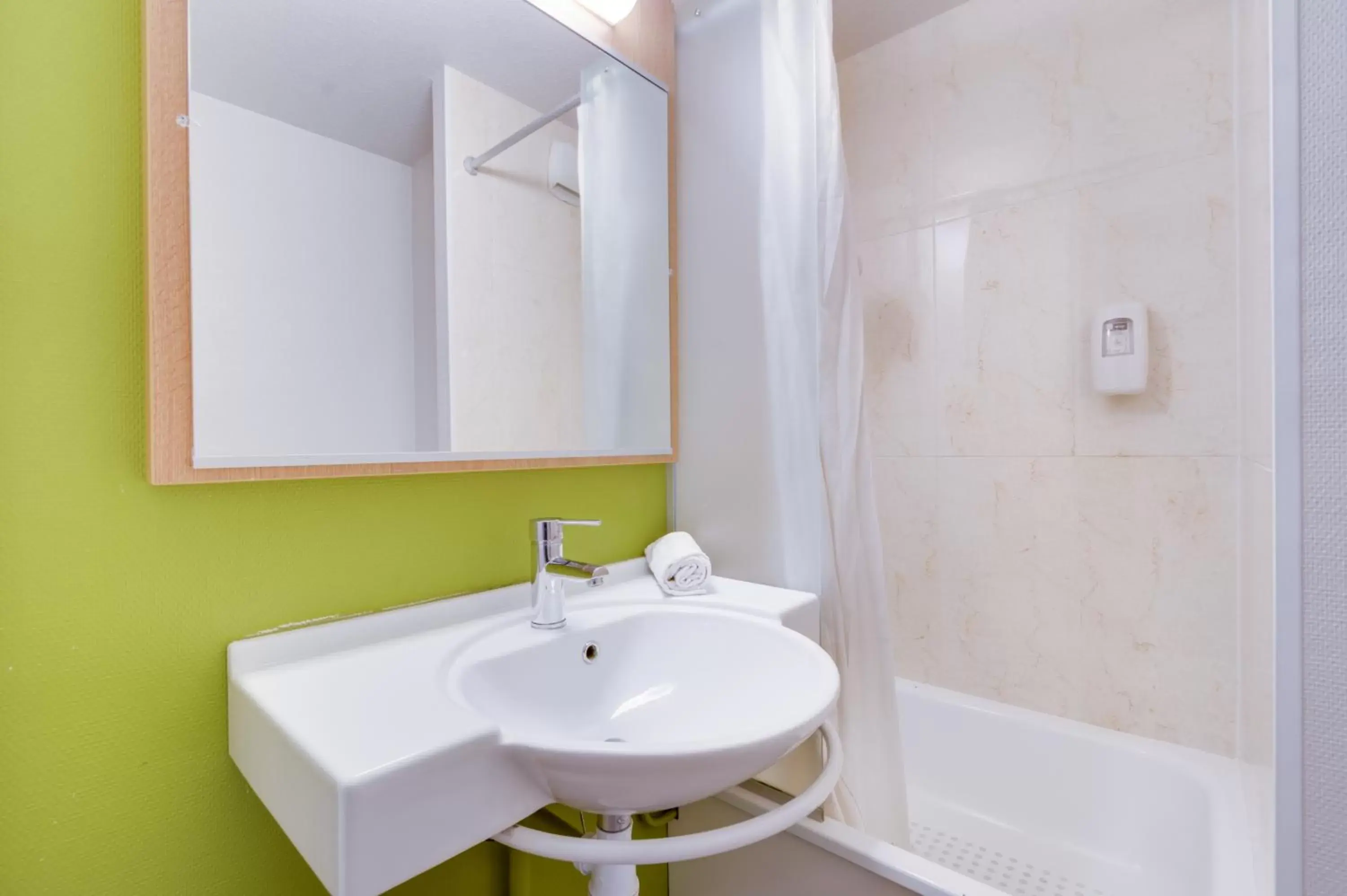 Twin Room in B&B HOTEL FREJUS Puget-sur-Argens Twin Room in B&B HOTEL FREJUS Puget-sur-Argens