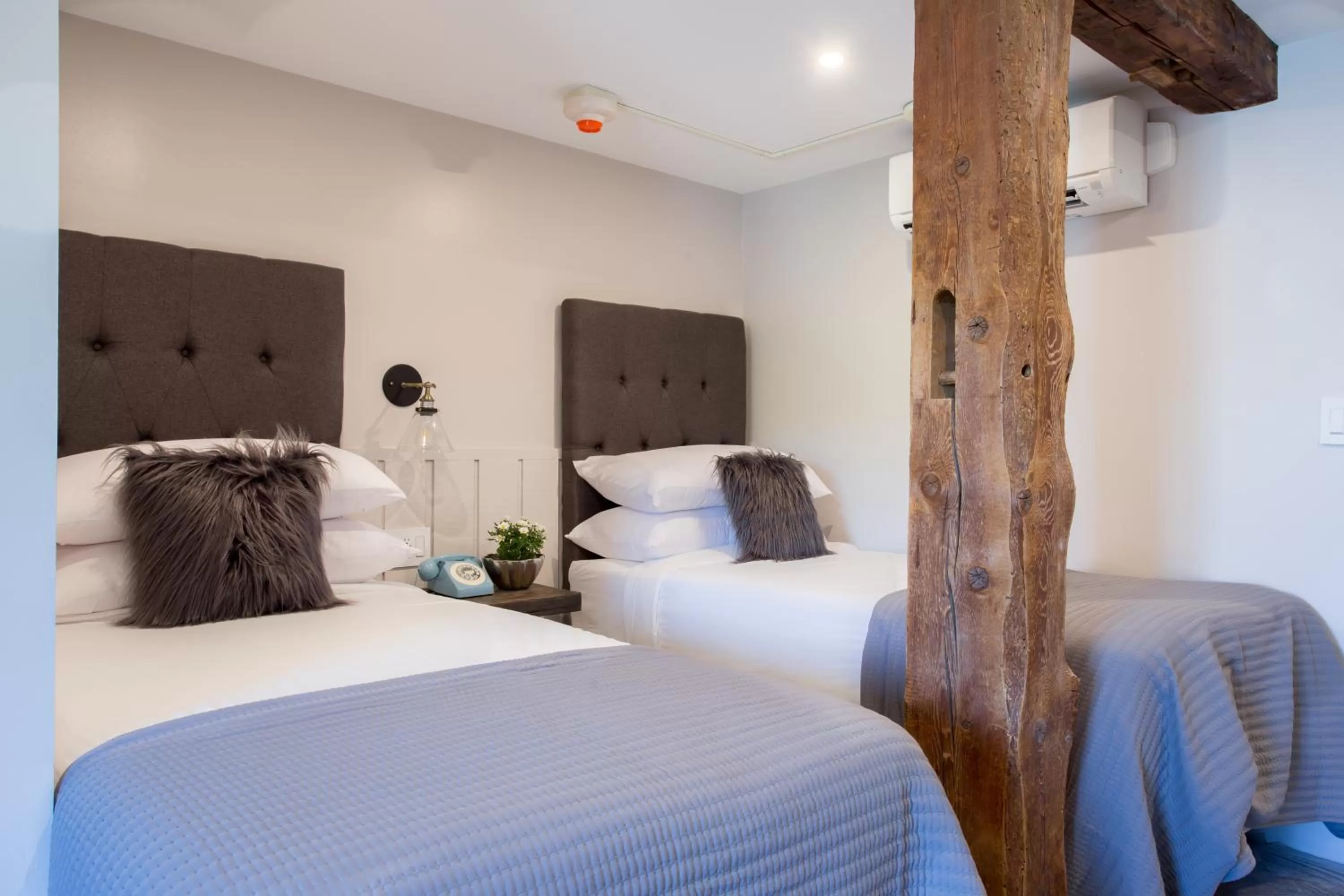 Bedroom, Bed in Mountain Meadows Lodge