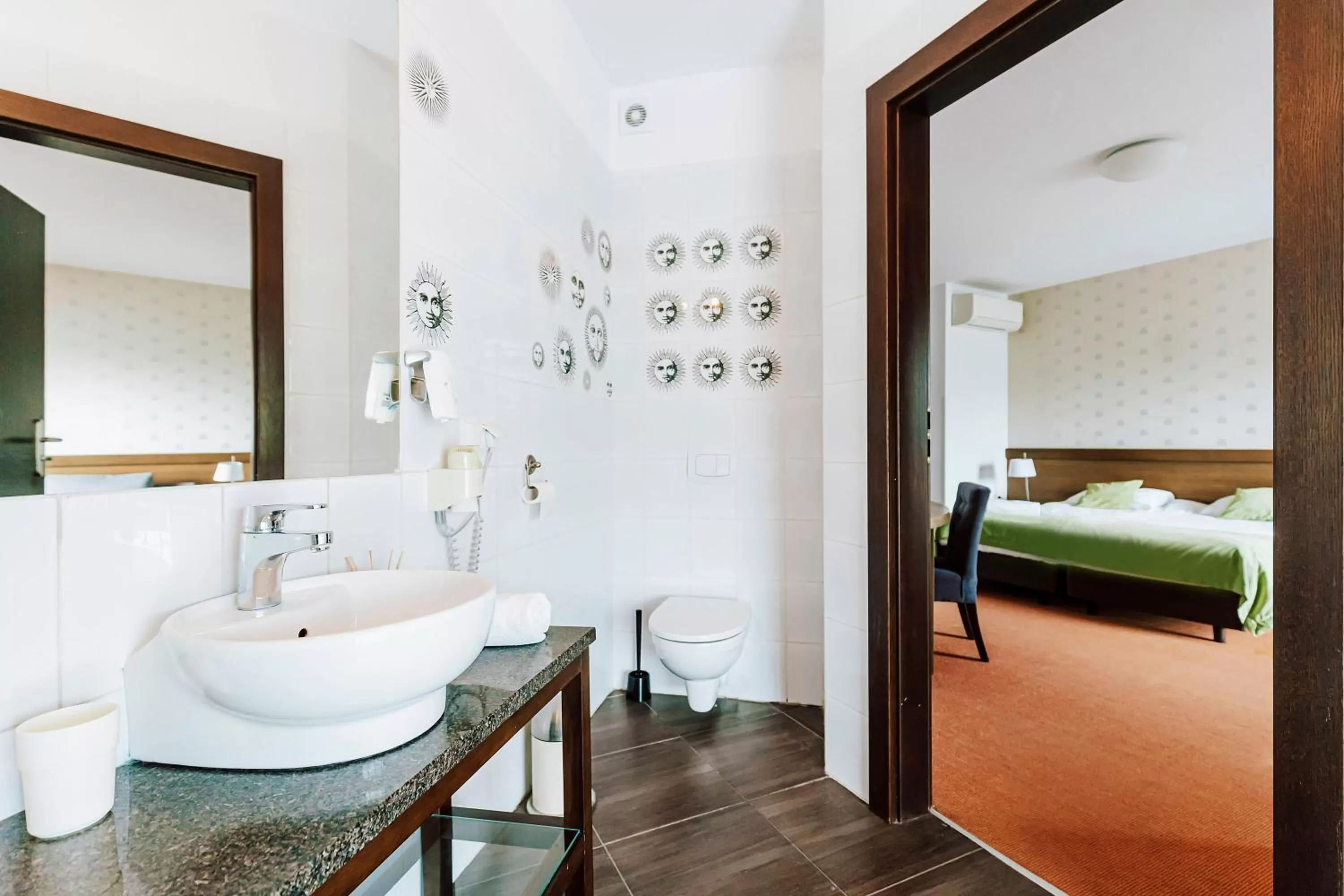 Bathroom, Bed in Hotel Willowa