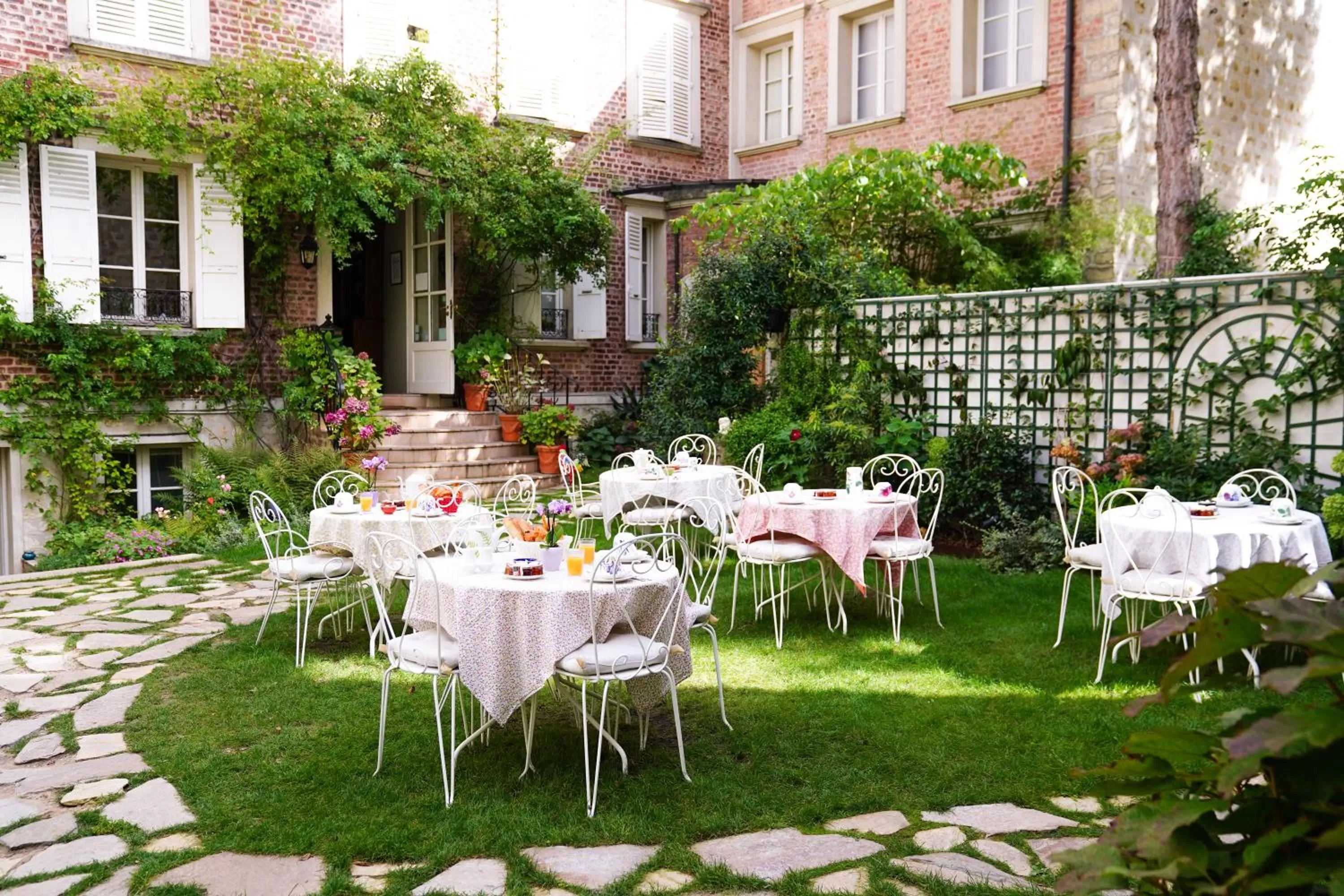 Garden in Villa Escudier Appart-hôtel
