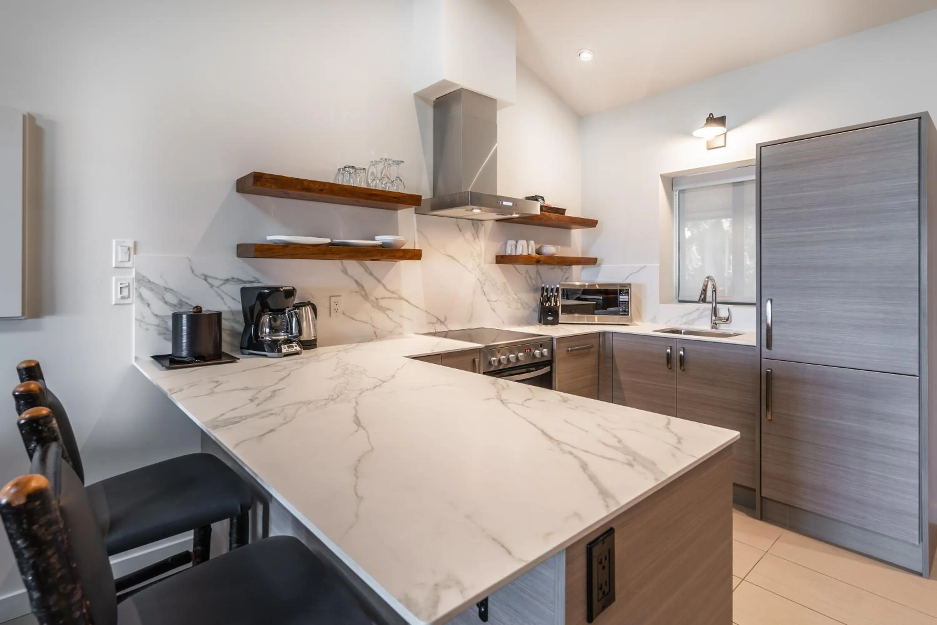 kitchen in Tigh-Na-Mara Seaside Spa Resort