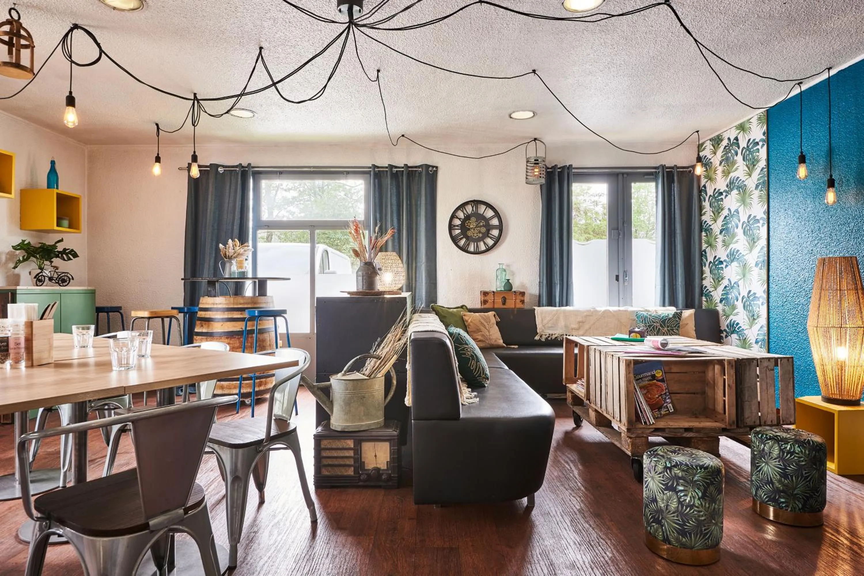 Seating area in Kyriad Direct Le Bourget Gonesse