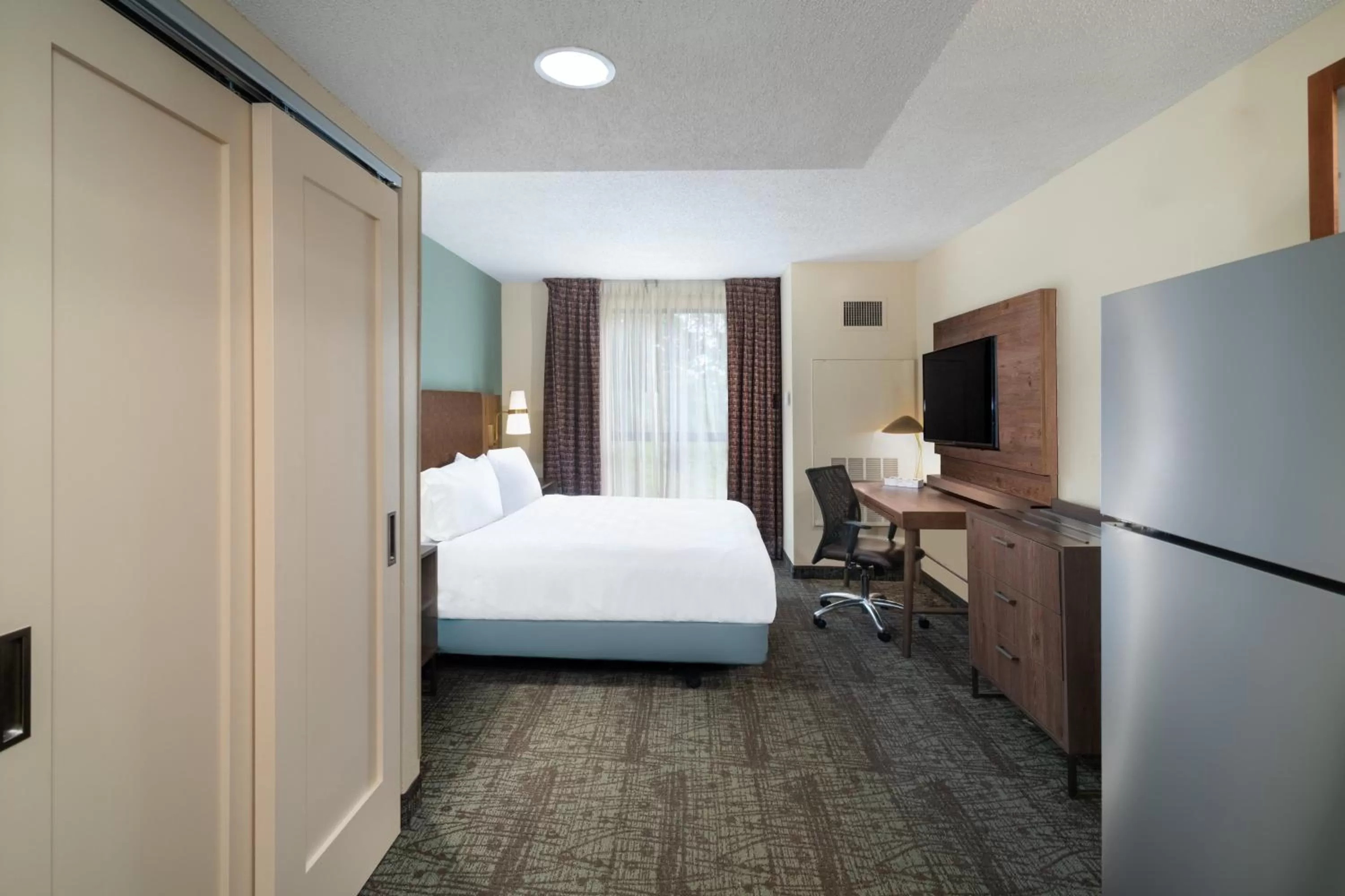 Photo of the whole room, Bed in Staybridge Suites Memphis-Poplar Ave East by IHG