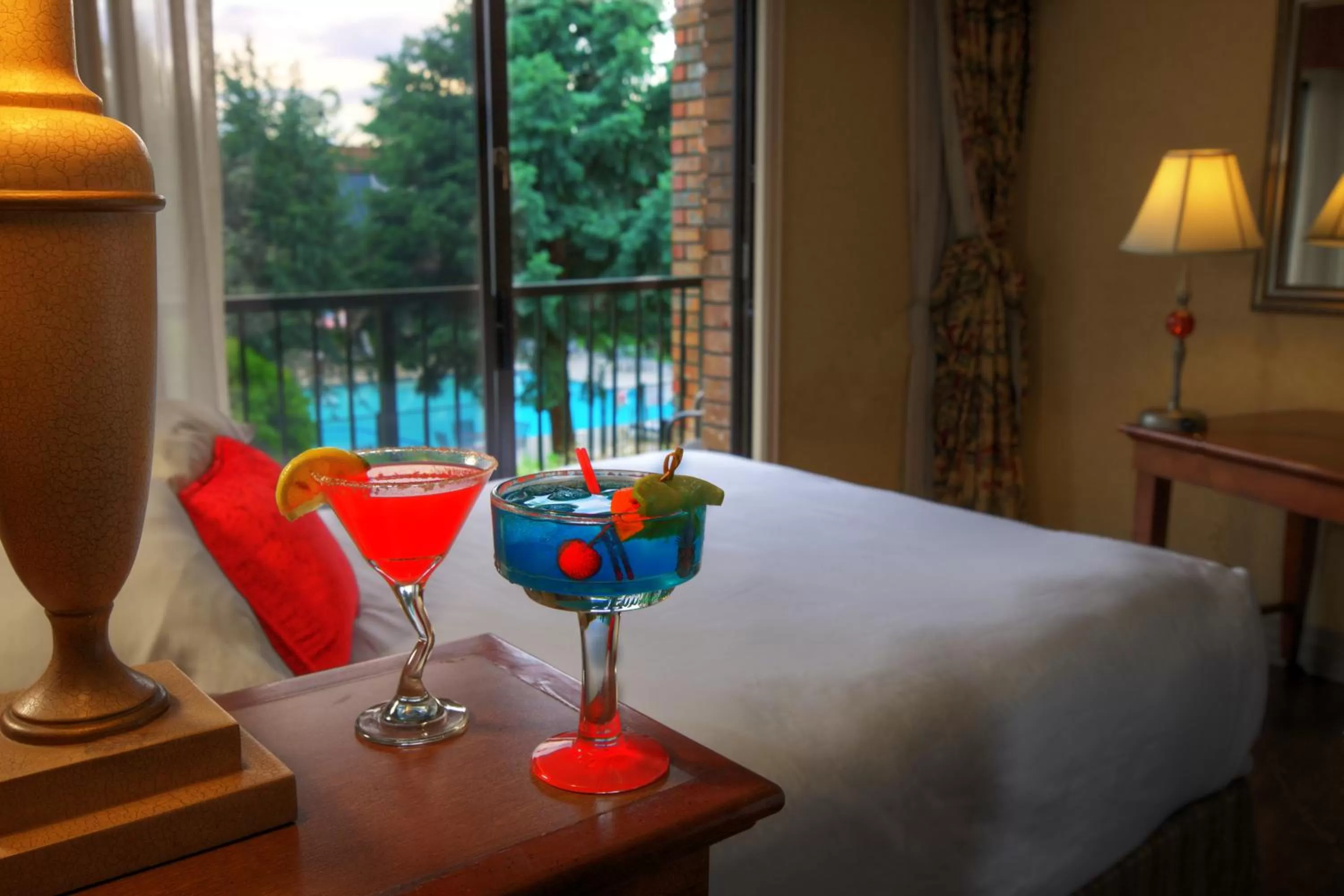 Drinks, Bed in Red Lion Hotel Pasco Airport & Conference Center