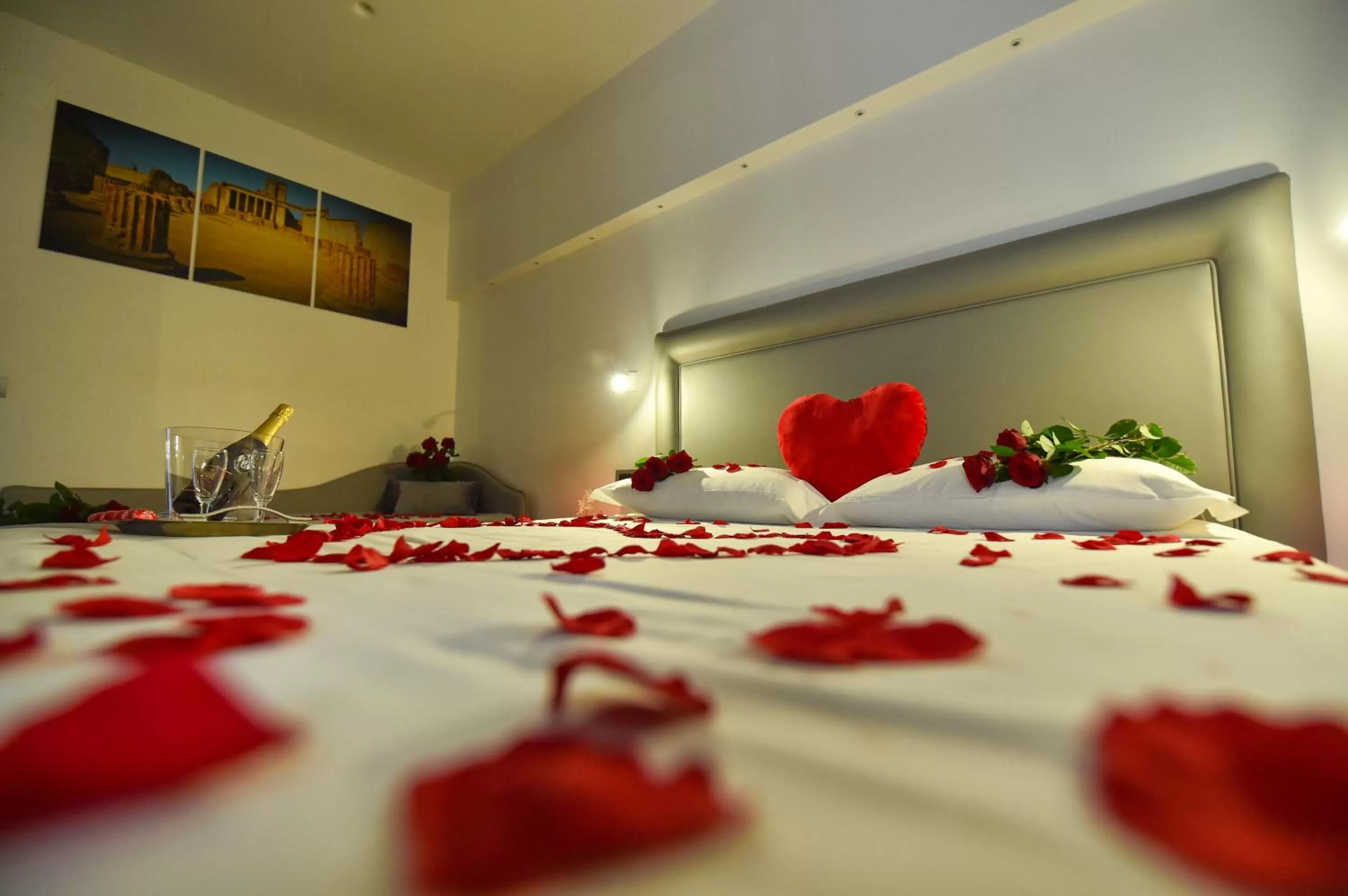 Bed in Pompei Inn Ruins B&B Luxury Suite