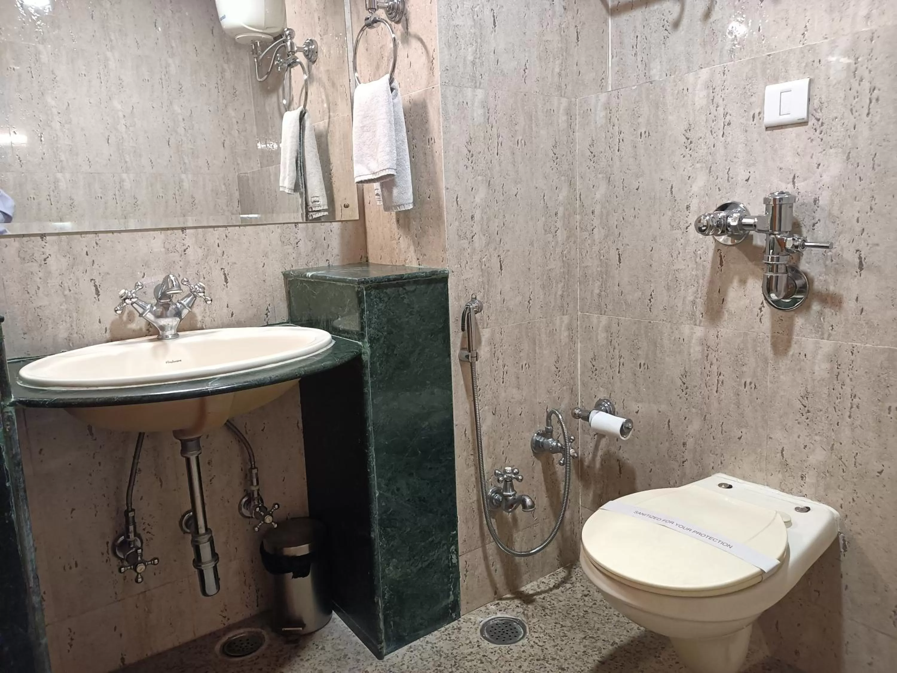 Bathroom in Hotel Broadways Inn