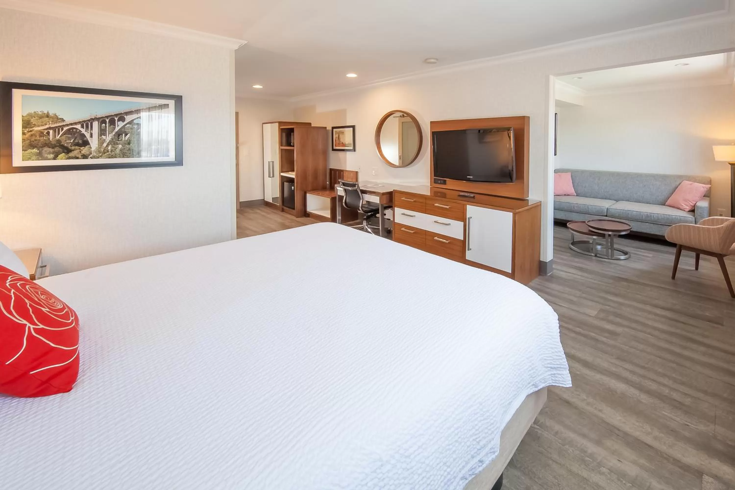 Bed in Pasadena Rose & Crown Hotel