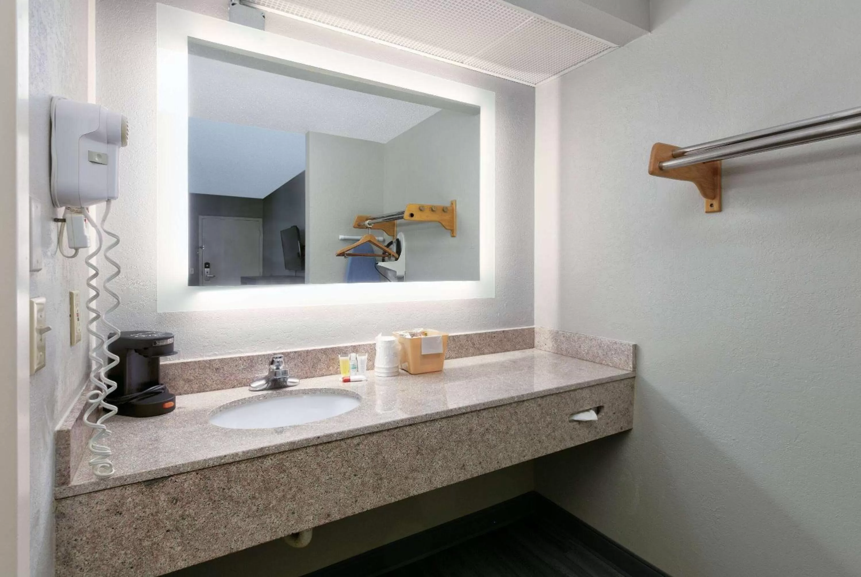 TV and multimedia in Super 8 by Wyndham Diberville Biloxi Area