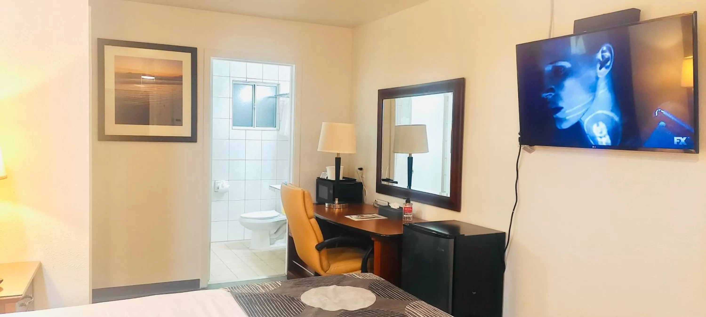 TV and multimedia in Oceanside Inn & Suites, a Days Inn by Wyndham