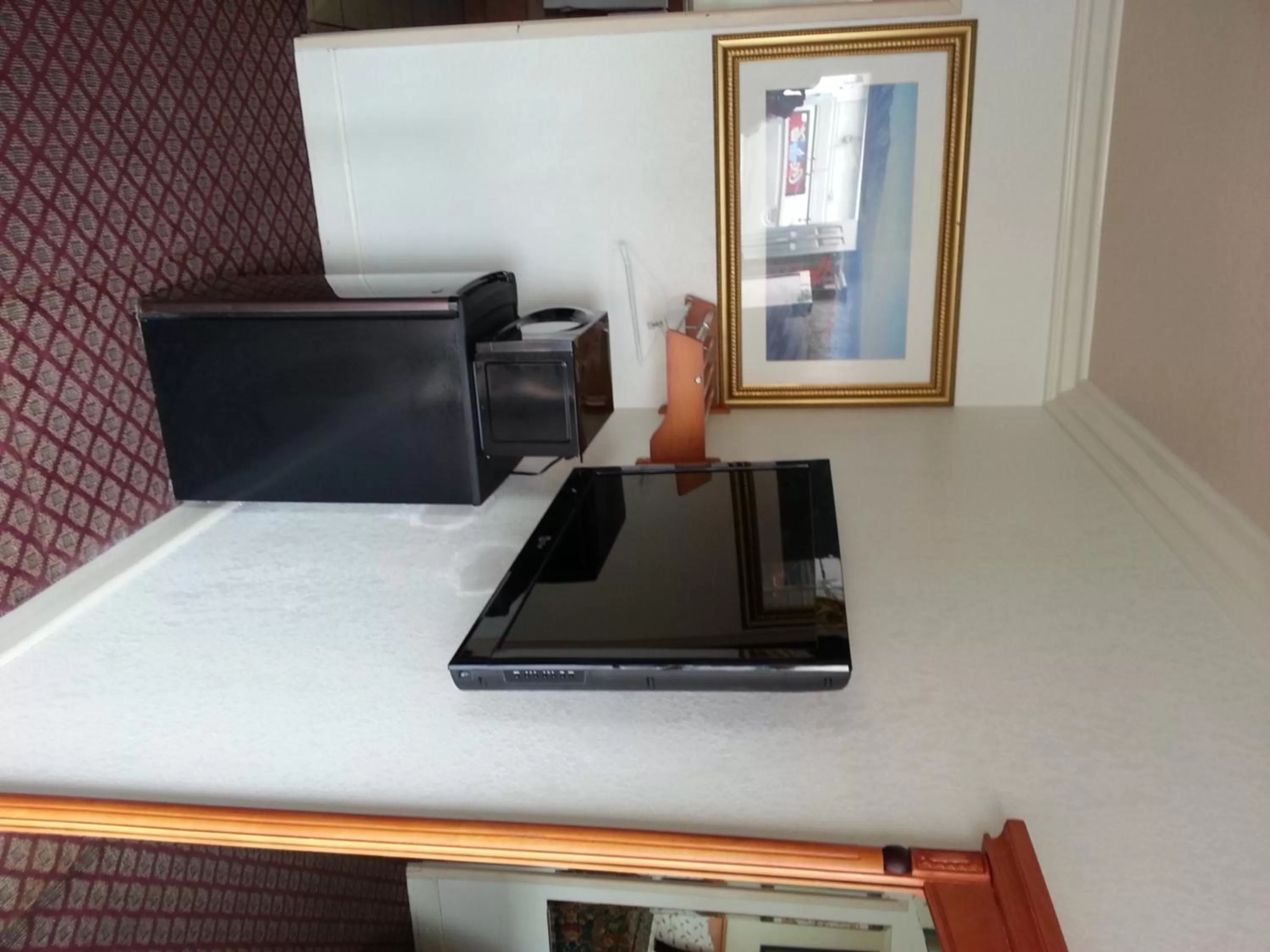 TV and multimedia in Walls Motel Long Beach