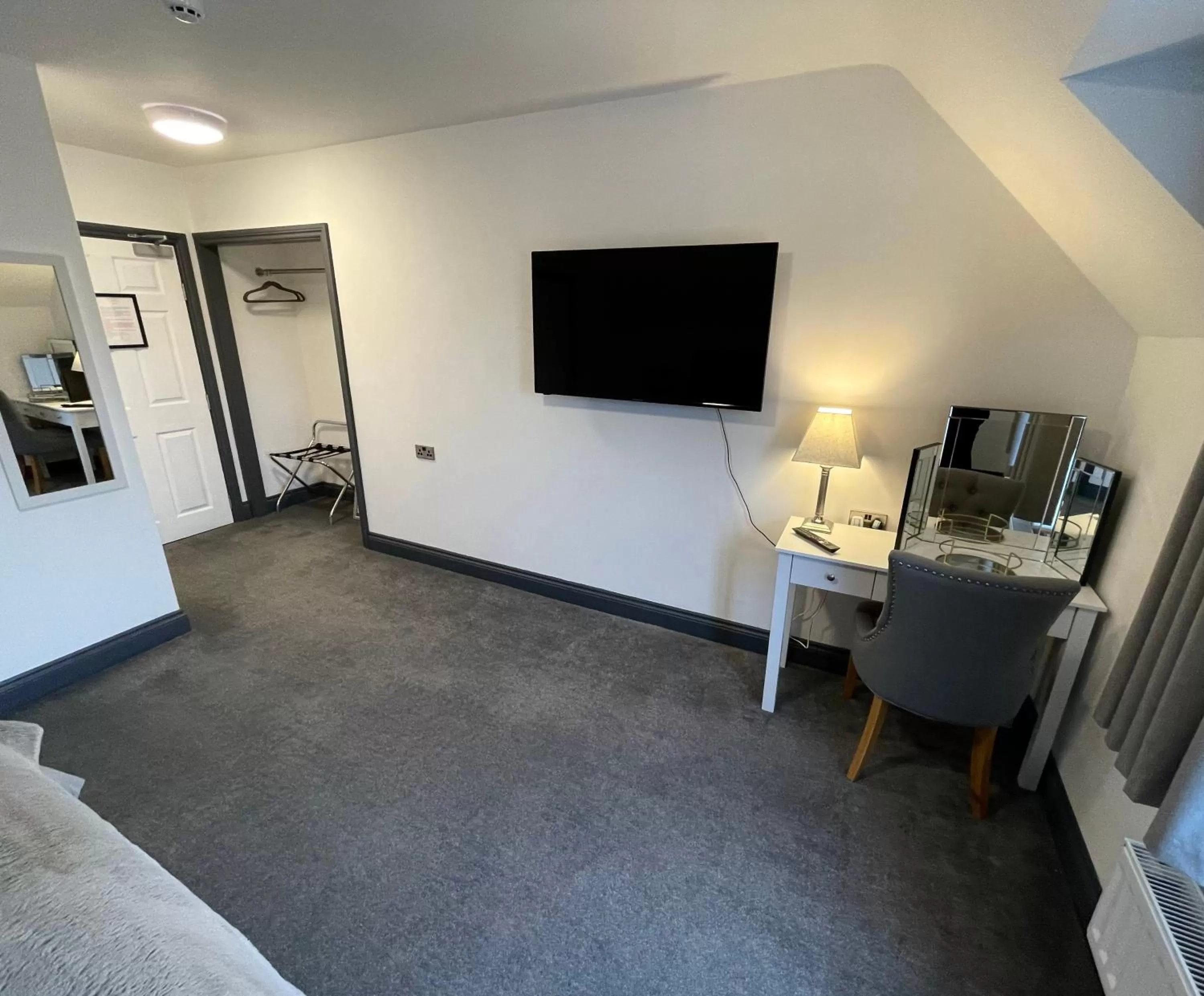 TV and multimedia, TV/Entertainment Center in Cadmore Lodge Bed & Breakfast