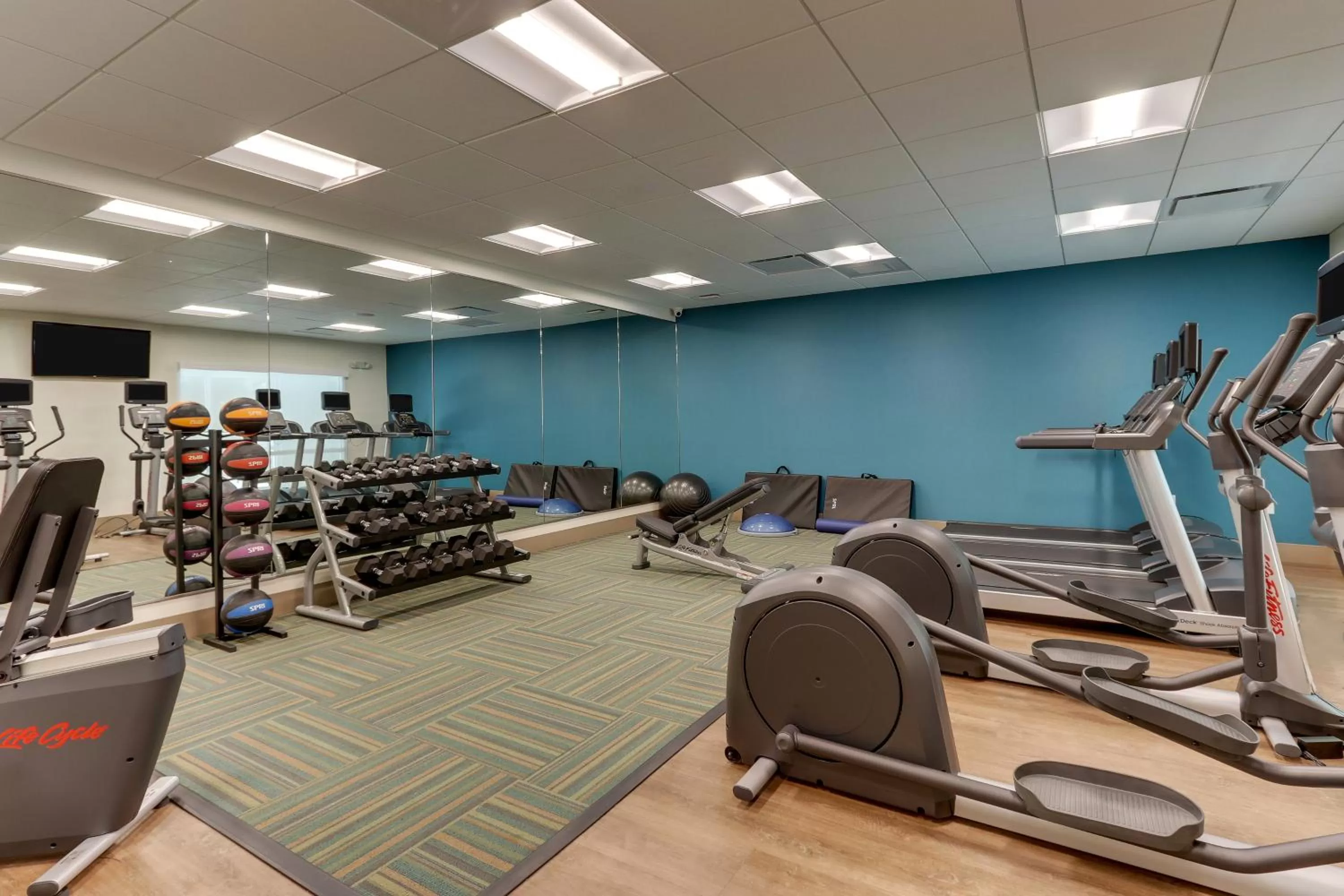 Fitness centre/facilities in Holiday Inn Express & Suites - Roanoke – Civic Center