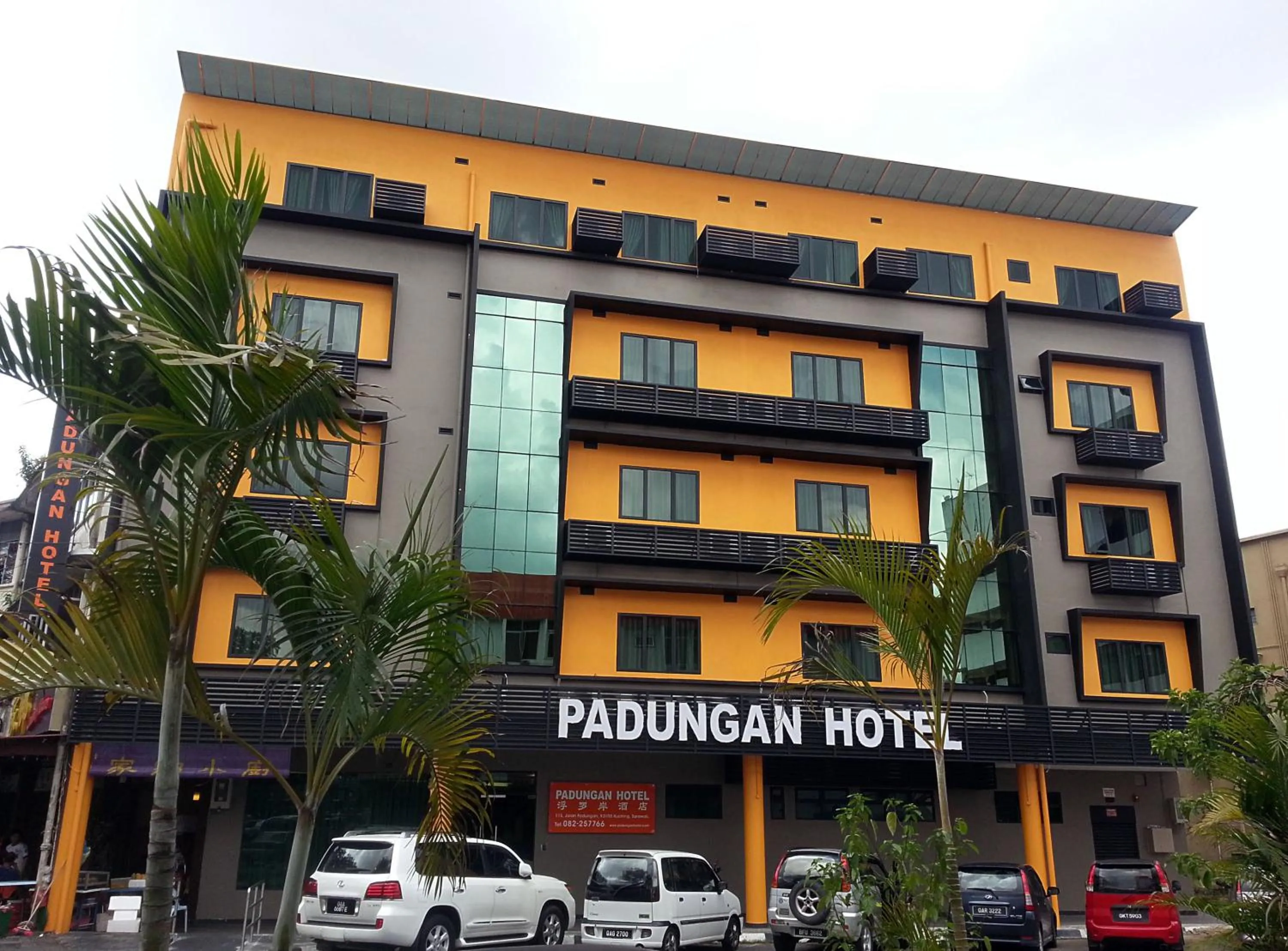 Facade/entrance in Padungan Hotel