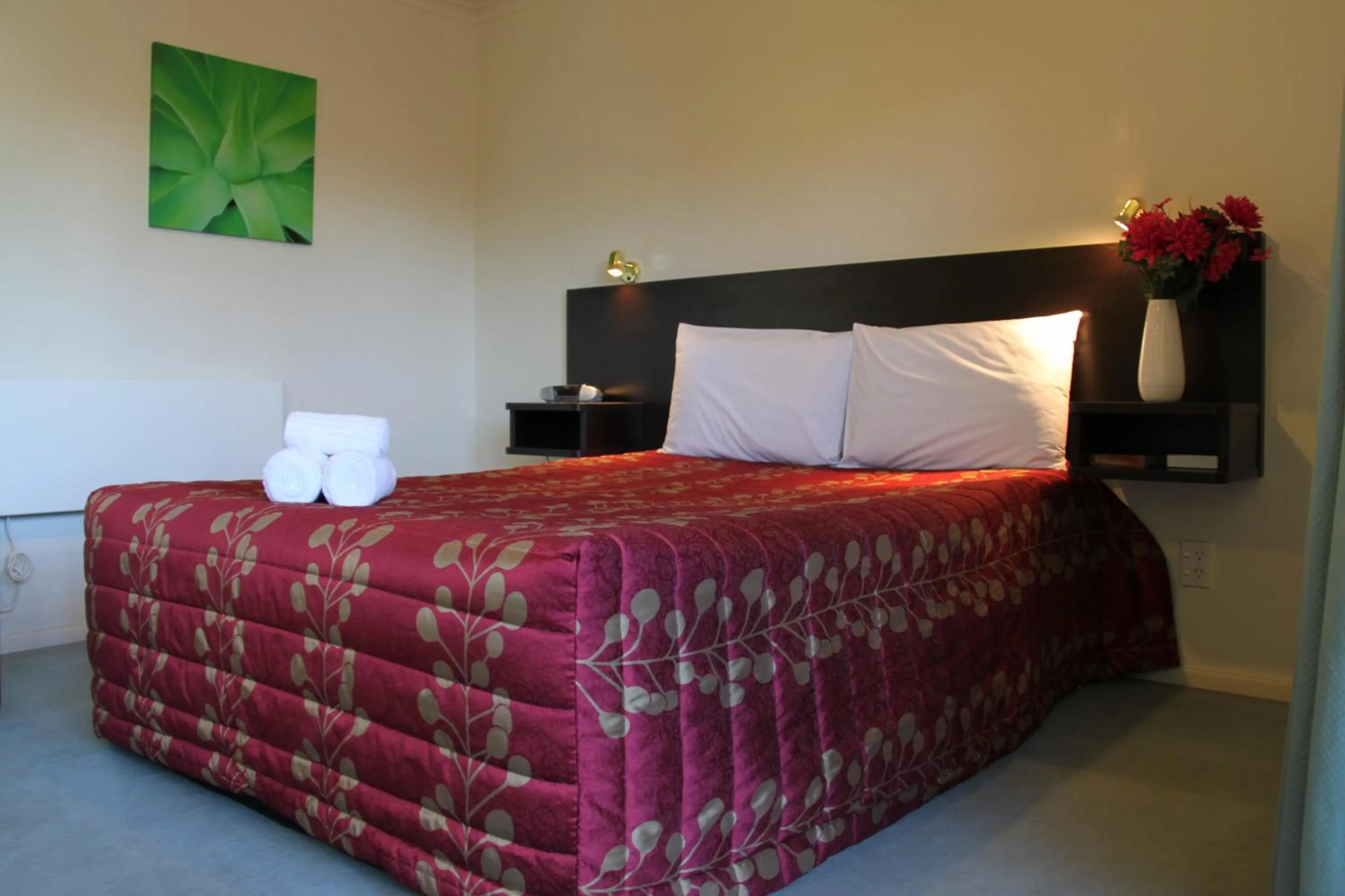 Bedroom, Bed in Alcala Motor Lodge